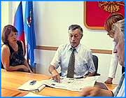 ></p><p class=c_tn>Похоже, споры между ивановскими властями и энергетиками переходят в открытую вражду. Публикации на страницах газет и интервью в программах местных телеканалов только подливают масла в огонь. Это подтвердил и очередной штаб по теплу в городской администрации. </p><p class=c_tn>Основная тема обсуждения - долги населения за коммунальные услуги. По словам чиновников, ивановцы задолжали около  270 миллионов рублей. Почти половина этой суммы - за горячую воду и отопление. Чтобы собрать деньги с горожан, руководство МПЖХ теперь прибегает к поголовным судебным разбирательствам. Эти меры, в первую очередь, касаются ивановцев, которые более полугода не вносили платежи.  Правда, должников так много, что судиться со всеми коммунальщики просто не успевают.</p><p class=c_tn>- Недавно прошло выселение из трехкомнатной квартиры. И опять подаем в суд, - говорит директор МПЖХ Владимир Шумков</p><p class=c_tn>- А результат?- поинтересовался вице-мэр г. Иваново Сергей Бразер. </p><p class=c_tn>- Результат очень. Не успеваем всех, не успеваем всех пока…- отозвался Владимир Шумков.</p><p class=c_tn>За последний месяц к суду были привлечены сто человек. Девяносто восемь разбирательств закончились в пользу МПЖХ. Однако, Сергей Бразер такими показателями не доволен.</p><p class=c_tn> «18 тысяч, 725 должников, 18 тысяч! А ты говоришь - какие-то сто. Еще раз говорю - не отпирайся! Тебе задача стоит и всем остальным МУПам. Под единую гребенку. Должник - просудите их. Я не знаю, возместите вы - нет. Но просудите!» - настаивает вице-мэр.</p><p class=c_tn>Журналистов, между тем, больше волновал вопрос ограничений в подаче горячей воды. Но давать какие-либо комментарии в ходе заседания Сергей Бразер не захотел. По его словам, эта тема - сугубо политическая, штаб по теплу - не место для ее обсуждения. Когда вопрос  вновь был затронут уже после окончания встречи, вице-мэр отреагировал крайне болезненно. И сослался на очередную публикацию в прессе. Вот, дескать, на страницах «Ивановской газеты» генеральный директор АО «Ивэнерго» Вячеслав Смирнов, оскорбляет нас, городских чиновников, обвиняет в отсутствии честности. А гражданам советует обращаться в суд и даже предлагает бесплатные юридические услуги. Приведем цитату из интервью главного энергетика: «Только так можно остановить беспредел охамевших чиновников».   </p><p class=c_tn>Сергей Бразер не смог сдержать эмоций по поводу этого высказывания: «Он отключает, а я - охамевший чиновник! Вот сегодня к губернатору, сейчас пойдем... Его газета… Козел!» </p><p class=c_tn></p><p class=c_av>Олеся Чирко</p>
	
		<div class=