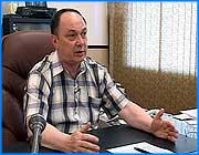 ></p><p class=c_tn>Иваново без горячей воды - этот прогноз близок к исполнению. Его озвучил на пресс-конференции главный энергетик области Вячеслав Смирнов. Ограничения уже коснулись двух выводов на ТЭЦ-2 и ТЭЦ-3. Почти половина тех, кто получает горячую воду от теплоцентралей - остались без этой услуги. Остальные ждут своего часа. </p><p class=c_tn>Почти 70 миллионов рублей - такова сегодня цена вопроса. Ивановская казна должна энергетикам 45 миллионов за текущее потребление и порядка 30 миллионов - по договорам о реструктуризации. Однако, дело совсем не в деньгах, - считает глава «Ивэнерго» Вячеслав Смирнов. По его мнению, городские власти принципиально не хотят платить по счетам. Горячая вода летом им просто невыгодна. Якобы, таким образом, мэрия хочет надавить на городскую думу и добиться от нее визы на продажу Центрального рынка. А вот перекладывать при этом ответственность за отключение воды на многочисленных должников среди населения, - это, по словам Смирнова, просто кощунство. Причина неплатежей в том, что власти не могут толково наладить сбор средств с потребителей. </p><p class=c_tn> «Если город превратили в помойку - виноваты жители. Вот они мусорят, понимаешь, вот такие-то плохие. Ну, где бы взять жителей для Грошева, откуда бы привезти 400 тысяч человек, а этих куда девать-то?» - съязвил генеральный директор ОАО «Ивэнерго» Вячеслав Смирнов.</p><p class=c_tn>Еще одна причина создавшейся ситуации, обнародованная городскими властями, - введенные «Ивэнерго» высокие тарифы на химически очищенную воду. Чиновники собираются опротестовать эти расценки в суде. На это Вячеслав Смирнов резонно возразил - новые тарифы установлены еще в октябре прошлого года, но только теперь муниципалы собираются их обжаловать.</p><p class=c_tn> «А сегодня они прикрывают себя, как фиговым листочком: «Мы будем подавать в суд!» Уж горячей воды-то нет. Суд будет идти пять месяцев, потом отопительный сезон начнется - будет и горячая вода, и они будут ставить это себе в заслугу - вот мы добились», - комментирует ситуацию Вячеслав Смирнов. </p><p class=c_tn>Между тем, ограничения горячей воды в Иванове, вероятнее всего, будут продолжаться. Специального графика отключений энергетики не запланировали. Такие меры «Ивэнерго» невыгодны. Компания сегодня работает с дефицитом. Энергетики рассчитывали на платежи от мэрии - и обманулись. Прогноз главы  «Ивэнерго» неутешителен и для него лично, и для ивановцев - город останется без блага цивилизации. Между тем, сам Смирнов готов поддержать жителей, если они решатся отстаивать в суде свое право на горячую воду. Тем более, что однажды Ленинский районный суд уже признал действия городских властей по отключению горячей воды летом незаконными. И это решение никто не отменял. </p><p class=c_tn>Совсем недавно на фасаде здания «Ивэнерго» появились новые часы. В свете последних событий этот, казалось бы, обычный жест благоустройства выглядит символично. Многие ивановцы уже остались без горячей воды. Судьбу других решит время. Именно эти стрелки отсчитывают последние часы и дни цивилизованной жизни с горячей водой. </p><p class=c_av>Юлия Степина</p>
	
		<div class=