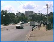 ></p><p class=c_tn>В сентябре у ивановцев будет новый, или почти новый, мост. К этому времени администрация Иванова планирует завершить реконструкцию Соковского моста -  одного из важных транспортных сооружений на проспекте Энгельса. Ремонтники дают двадцатилетнюю гарантию на свою работу. Правда, неофициально. А первый этап реконструкции практически завершен. </p><p class=c_tn>Соковскому мосту  - более полувека. Это серьезный возраст для любой строительной конструкции, тем более ежедневно испытывающей на себе многотонные нагрузки. Арматура почти всего моста проржавела, бетон раскрошился. Главным врагом была вибрация от трамваев. Свою лепту в постепенное разрушение моста внес и паропровод фабрики «Восьмого марта». Предыдущая городская администрация решила мост сузить и закатать трамвайные пути. Таким образом, пытались снизить нагрузку. На это ушло около 10 млн. рублей. </p><p class=c_tn> «Как временная мера, те работы, которые были произведены при прежней администрации при Троеглазове, они свой должный эффект дали, то есть мост как аварийный был сохранен - не давали ему разрушиться. Сейчас ситуация другая. Сейчас необходимо провести капитальный ремонт, запустить его в эксплуатацию, так чтобы лет на 20-25 мы о нем забыли», - сообщил заместитель Главы г. Иванова Сергей Мкртмумян.</p><p class=c_tn>После очередного обследования проектировщики решили, что нагрузку все же можно увеличить. Трамвайные рельсы, уже при Грошеве, вновь приспособили к делу. Потратили еще двадцать бюджетных миллионов, чем дали обширную пищу для злых шуток. А гибель моста продолжалась. Вода, которая, как известно, дырочку везде найдет, продолжала свое разрушительное действие. Поэтому сейчас работы ведутся, казалось бы, не совсем в нужном порядке. Ремонтники начали работу не с фундамента, то есть  с опор, а с крыши, то есть с покрытия.  Для того, чтобы защитить их от влаги. Иначе опоры,  по словам специалистов, могли просто сложиться. </p><p class=c_tn> «Очень большое разрушение бетона и очень большая коррозия арматуры, поэтому наша задача сейчас и остановить коррозию арматуры и восстановить несущую способность бетона. Все это делается именно снизу. Для того, чтобы мы могли работать плодотворно снизу, надо сверху было расширить проезжую часть, привести тротуары в порядок», - пояснил директор ремонтной компании Андрей Поляков.</p><p class=c_tn>Смета ремонтных работ - десять с лишним миллионов рублей. Четыре из них уже освоены, остаток мэрия перечислять не торопится, и мостостроители пока работают на доверии. </p><p class=c_av>Марина Четверткова</p>
	
		<div class=