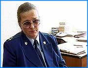 ></p><p class=c_tn>В ряде муниципальных образований губернии нарушения прав детей со стороны органов власти вошли в норму. Это выяснилось в ходе очередной прокурорской проверки, которую областной надзорный орган выполнял по заданию Генеральной прокуратуры. Вот несколько примеров.</p><p class=c_tn>Областным законом на 2003 год была предусмотрена выплата опекунских пособий в размере 1000 рублей на ребенка. Однако деньги эти в конкретные муниципальные образования поступают не целевым назначением, а в общем объеме дотации, и некоторые главы администрации величину пособия определяли, исходя из своих интересов. Так, в Фурманове размер пособия составил 690 рублей. Межрайонный прокурор вынес протест, после которого администрация изменила размер выплат, но не с 1 января, как требовал закон, а с 1 июля. Пришлось защищать закон уже в интересах конкретных получателей, чтобы им возместили разницу. А в Лежневском районе местный глава отличился иначе - он установил для опекунов плату за содержание детей-сирот в дошкольных учреждениях.</p><p class=c_tn> «Это противоречит закону об образовании и, по-моему, всей логике жизни: из той тысячи рублей, которую они получают, отдать 105 рублей на содержание ребенка - это явно не соответствовало ни закону, ни всем реалиям. Поэтому, когда прокурор Лежневского района вынес протест, незаконное распоряжение было отменено», - сообщила старший помощник прокурора области Ирина Бакалдина.</p><p class=c_tn>Добавим, что по итогам проверки в сфере исполнения законодательства о несовершеннолетних областной надзорный орган вынес 41 представление - цифра, по оценкам самих прокуроров, весьма внушительная.</p><p class=c_tn></p><p class=c_tn></p><p class=c_av>Дмитрий Попов</p>
	
		<div class=
