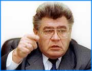 ></p><p class=c_tn>Новый скандал назревает вокруг реорганизации фракции «Единой России» в областном Законодательном Собрании. Напомним, в понедельник ивановское региональное отделение партии заявило о формировании новой парламентской группы. В официальном сообщении подчеркивалось, что прежнее депутатское объединение «Единство» никакого отношения к «ЕР» не имеет и использует название партии неправомерно. А во вторник свою позицию по этому вопросу высказал лидер «опальной» фракции Владислав Тихомиров.</p><p class=c_tn>Итак, в настоящее время бывшее единство в областном парламенте разделилось на два лагеря. В начале июля была информация, что шесть из двадцати парламентариев якобы вышли из состава группы. Тихомиров опроверг эти факты. </p><p class=c_tn> «Никто мне не заявлял о выходе устно. Никто мне не писал заявление, что прошу меня из этой, так сказать, команды вывести. Никто не обращался официально. Это я знаю, к Павлу Конькову о том, что он принял какие-то меры к созданию новой организации и т.д.», - сообщил Владислав Тихомиров.</p><p class=c_tn>Тем временем в составе  новой группы появился  свой лидер. Им стал коллега Тихомирова по депутатскому цеху  и член политсовета «ЕР» Александр Фомин. Сам Тихомиров уверен, что двоевластие  негативно отразится на работе законотворцев. Достигнуть взаимопонимания при обсуждении законопроектов будет сложнее. По словам депутата, прежде он уже пытался урегулировать назревающий конфликт:  «Как вариант, чтобы у нас не было дистабилизационной обстановки в Законодательном Собрании, я уже неоднократно предлагал заменить меня на посту и рассмотреть мое заявление». </p><p class=c_tn>Тихомиров настаивает, что никаких официальных заявлений о снятии с себя полномочий председателя фракции не делал. И, похоже, не собирается делать этого и в дальнейшем. А чтобы доказать легитимность своей группы, он и его коллеги направят в областное управление юстициии фракционные документы на экспертизу. Между тем, политическое напряжение между двумя лагерями единороссов обозначилось уже в ходе пресс-конференции. Присутствовавший здесь зампредседателя местного исполкома партии Александр Соловьев попытался оспорить точку зрения Тихомирова,  на что тот отреагировал достаточно бурно: «А ну давай, уходи! Мне надоело. Иди Александр Васильевич. Я тебя очень уважаю. Но давай уходи!!! Иначе сорвешь мне всю работу. Знаешь, соглядатаи мне не нужны! (Соловьев встает и уходит) Уважаемые коллеги! У исполкома есть другое мнение по поводу существования фракции». </p><p class=c_tn> Впрочем, как могут разворачиваться события, Тихомиров прогнозировать не берется. Известно одно: новая депутатская группа во главе с Александром Фоминым уже обратилась с ходатайством в Генсовет «Единой России» с просьбой использовать название и символику партии. Тихомиров тем временем остался в меньшинстве: восемь депутатов в его группе против двенадцати в группе Фомина.</p><p class=c_av>Владимир Еремин</p>
	
		<div class=