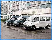 ></p><p class=c_tn></p><p class=c_tn>Ценовые колебания на рынке пассажирских перевозок. В то время как одни маршрутчики демпингуют, другие повышают цену проезда. И у тех, и у других - цель одна - заработать. </p><p class=c_tn>Летом услуги маршрутчиков востребованы меньше. Общий спад деловой активности стал причиной жесткой конкурентной борьбы на рынке пассажироперевозок. Владельцы нелегального 145-го маршрута, курсирующего от Беляниц до проспекта Строителей,  пошли навстречу клиенту. Проезд здесь подешевел до пяти рублей. И пассажир откликнулся - теперь даже пенсионеры на маршрутке катаются. </p><p class=c_tn> «А 145-я я сейчас даже поразилась - по 5 рублей стала. Очень приятно, наверное, всем жителям города», - говорит одна из пассажирок.</p><p class=c_tn>У водителей отношение к новой цене сложнее. Начальство объяснило перевозчикам - мера это временная, если оправдает себя - все останется без изменений. Но автомобилисты все же надеются на обратное.  </p><p class=c_tn> «С одной стороны приятно - народу больше, с другой стороны - жалко за свой карман», - пояснил один из водителей. </p><p class=c_tn>Скорее всего, надежды водителей оправдаются. От пятирублевого проезда начали отказываться даже те, кто долго держал эту цену. Так, маршрут №42 на днях подорожал. Правда, пока не на всех машинах проезд стоит шесть рублей. Этот маршрут делят три предпринимателя. Один из них повысил расценки. Как объяснила предпринимательница в телефонном разговоре, причина такого непостоянства - большие убытки. По ее словам, пять рублей - искусственно заниженная цена. Водители просто отказываются работать на маршруте из-за низкой выручки. Многие пассажиры, в свою очередь, не согласны ездить по дорогому билету и готовы пересесть в троллейбус.  </p><p class=c_tn>Возможно, падение спроса вернет цену на прежнее место. Однако что-либо прогнозировать не берется никто. Вопрос стоимости проезда не оговаривается в соглашении, которое заключают маршрутчики с администрацией Иванова, как это, например, сделали в Кохме. Там, чтобы изменить стоимость проезда, надо получить добро от мэрии. Ивановские же власти считают схему кохомчан незаконной. Потому как регулировать цены и тарифы должны областные, а не муниципальные чиновники. Однако простым горожанам - все равно, как зовут дворника - был бы порядок.  </p><p class=c_tn></p><p class=c_tn></p><p class=c_av>Юлия Степина</p>
	
		<div class=