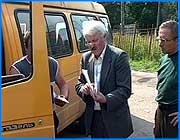></p><p class=c_tn></p><p class=c_tn>Тем временем ивановские власти прессингуют кохомских маршрутчиков. Выясняется, что большая часть их таксомоторов работает на территории Иванова незаконно. </p><p class=c_tn>Больше всего вопросов у транспортной комиссии к маршруткам, у владельцев которых договоры с кохомской администрацией. Людей они возят и по Иванову, но здесь работают не вполне легально. Первое - не согласованы и не утверждены схемы и номера маршрутов. Таксомоторы №№150 и 149 как раз такие - неутвержденные. Ивановская мэрия своего согласия на эти маршруты не давала. </p><p class=c_tn>«Извините пожалуйста, сейчас Вы все увидите. Вот в паспорте маршрута. - Мне не надо в паспорте. - Утвержден администрацией. - Администрацией какой? - Сейчас увидите. Здесь все написано, паспорт маршрута есть, вот, пожалуйста. - Какой? – Ну, читайте, администрацией Ивановского района. - Мы где находимся?» - такой разговор вполне закономерен. </p><p class=c_tn>Путаница в именах перевозчиков на договорах, в лизцензиях и путевых листах. Все эти документы у водителей изъяты. На нарушителей будут наложены внушительные штрафы. Возникает вопрос: почему на водителей, а не на владельцев таксомоторов? Члены транспортной комиссии отвечают расплывчато, мол, виноваты все. Далее. Не понятно, почему такси №150 останавливаются на кольце у стадиона «Текстильщик», а не едут до Авдотьино, как значится на табличках. Еще одна проблема - тарифы на перевозки. Ивановская администрация их не регулирует - ссылаясь на то, что эти функции должны выполнять областные власти. В итоге, перевозчики устанавливают их сами. В автобусах «ПАЗ» с кохомчан берут на рубль меньше, чем с ивановцев.  </p><p class=c_tn>Другими словами, кохомская администрация пошла на встречу своим жителям. В Иванове иначе - здешняя мэрия все ждет, когда же в областные власти, наконец, займутся регулированием тарифов на перевозки. </p><p class=c_tn> «В ближайшее время будут направлены материалы в суд, … чтобы уже в судебном порядке определить до какой степени администрация Кохмы может нарушать установленный закон, в том числе по организации перевозок, в том числе и по установлению тарифов на территории города Иваново», - сообщил председатель транспортной комиссии администрации г. Иваново Анатолий Волков.</p><p class=c_tn>По прогнозам чиновников, если ситуация не изменится, с тарифами концу года будет еще большая путаница. Тем более после отмены льгот на транспорте, когда цены на билеты поднимутся. </p><p class=c_tn></p><p class=c_av>Марина Четверткова</p>
	
		<div class=