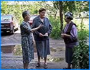 ></p><p class=c_tn></p><p class=c_tn></p><p class=c_tn>Ивановских коммунальщиков похвалили. Пенсионерка направила в городскую администрацию благодарность сотрудникам своего ЖРУ и руководству городского МПЖХ. Теплые слова в адрес ремонтников сразу опубликовали на официальном сайте ивановской мэрии. В своем обращении пенсионерка отметила такие черты коммунальщиков, как чуткое отношение к людям и добросовестность в работе. Однако, соседи щедрой на похвалы ивановки с ней не согласны. </p><p class=c_tn>Переулок Силикатный, дом №55. Как оказалось, это не островок благополучия, а самая обычная городская многоэтажка. С текущей крышей, выбитыми стеклами в подъездах и огромными лужами на дороге. Главная тема дворовых дискуссий здесь - благоустройство. Услышав о том, что местная жительница шлет благодарности коммунальщикам, ее соседки удивляются. Гадают - за что. Однако узнать этого не удалось и нам. Телефон женщины молчит всю неделю, дома ее не застать. Соседи говорят, что у пенсионерки есть другое жилье, здесь она появляется редко. Может потому и незнакома с проблемами всего дома. А проблем предостаточно: «Крыша у нас течет. Ремонт был. Но все, весь пятый этаж, все жалуются. Вот вчера дождик такой был - с пятого этажа до первого, это была вода», - говорит соседка Тамара Степанова. </p><p class=c_tn>По поводу чуткого отношения слесарей и мастеров жильцы шутят: за определенную плату любой добрым станет. </p><p class=c_tn> «Позвала я недавно Сашу - слесаря. Тряпочку вынуть. Там мыла, и она у меня провалилась. Так он за так-то не вытащил», - жалуется Нина Дмитриева. </p><p class=c_tn>Про слесарей здесь и другие истории рассказывают. Вот, например, этот козырек у подъезда в свое время начал рушиться. Жильцы вызвали ремонтников. Те козырек сломали, а новый установить забыли. Пришлось обитателям дома сооружать его своими  силами. Сами сотрудники ЖРУ №7 о своих трудовых подвигах решили скромно умолчать. За что их так хвалит пенсионерка - не говорят. </p><p class=c_tn></p><p class=c_av>Юлия Степина</p>
	
		<div class=