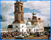 ></p><p class=c_tn></p><p class=c_tn>Губернские города и села отмечают дни рождения. Этот год ознаменовался сразу несколькими юбилейными датами. Пятьсот лет исполнилось Кинешме, 625 - Пестякам, 75 лет - Ильинскому району.  25 июля шестивековой юбилей своего поселка отмечали жители Луха. </p><p class=c_tn>Через главную лухскую улицу протянут кумачовый транспарант, как в прежние октябрьские годовщины. Только дата не в пример круглее. Поселку 600 лет. Движение перекрыто. Даже транспорт райотдела милиции поставлен на ведомственную стоянку. Местные участковые передвигаются именно на этих двухколесных машинах. Только артисток к сцене подвозят. Приглашенные главы других городов с трудом находятся, что сказать. Например: «Шестьсот лет - это такая дата, что понять и осмыслить невозможно. Ее только надо изучать, изучать каждый день». </p><p class=c_tn>В первом упоминании  Лух звучал как «Лох», что означало «низина, болота». Не случайно, на этом месте кем-то из князей была срублена крепость. </p><p class=c_tn>Баталий, однако, здесь не бывало,  дубовые стены сгнили три сотни лет назад. Теперь частокол предлагают возродить во всем былом величии. Сейчас от крепости остались валы, подходящие для пикников. К ним валит гуляющий народ - здесь парк. Все сражения -  шахматные. Можно подумать спокойно - звонки сотовых не отвлекают. Новомодные веяния цивилизации Луха не коснулись. Ни со знаком плюс, ни со знаком минус. </p><p class=c_tn> «Спокойный поселок. Нет событий таких бурных. Спокойный - можно пройти и ночью, и днем - никакой страсти нет», - говорят жители. И добавляют: «Здесь все-таки ближе к деревенскому типу.  Здесь нет еще наркомании процветающей, алкоголизма. Надо сюда привлекать молодежь. Чтобы здесь были рабочие места, свободные вакансии. И чтобы молодежь работала. То есть возрождать как-то». </p><p class=c_tn>Народ и на площади, и у памятника Бенардосу - изобретателю электросварки. Бенардос - из Луха, художники  Чернецовы - отсюда же. Яркие люди были, а вот бурных событий никак местные жители  припомнить не могут. И тем довольны, что потрясений нет. Жизнь в глубинке всегда была ровной, без всплесков. На гербе Луха - лестница как символ восхождения к будущему процветанию. И молодежь весь праздник карабкалась по лестницам на древние валы. В надежде превратить символ в явь.</p><p class=c_tn></p><p class=c_av>Василий Когаловский</p>
	
		<div class=