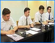 ></p><p class=c_tn>В рядах молодых ивановских коммунистов зреет революция. Четверо членов обкома КПРФ заявили о своем несогласии с линией прозюгановского крыла партии. Во вторник юные сторонники ивановского губернатора и нового лидера ЦК объявили о  выходе из бюро областного комитета, а в среду дали пресс-конференцию. </p><p class=c_tn>Мозенков, Жубаркин, Дубов, Воробьев. Молодые, в белоснежных рубашках и, как говорится, с чистыми руками. Чем не бригада: два чиновника, депутат областного парламента и, кроме прочего, глава районного центра. Разговор по понятиям. Тихонов, конечно, наш авторитет, но мы послушно дождемся решения Минюста по поводу признания легитимности одного из съездов. Прямо о расколе в партии никто не говорит, но ситуацию признают крайне сложной. КПРФ в упадке, Зюганов и его сторонники не сумели сделать своевременных выводов и вот итог. </p><p class=c_tn> «Надо сказать, что успехов практически нет, и если говорить о последних результатах парламентской деятельности, то выборы 2003 года, выборы президента России-2004 показали, что поддержка партии в народных массах, к сожалению, снижается», - говорит член бюро обкома КПРФ Владимир Дубов.</p><p class=c_tn>«Мы не можем дальше продолжать работать в тех должностях, отвечать за те посты, которые нам были поручены, и это послужило нашему решению о сложении с себя полномочий секретарей, членов бюро нашей ивановской областной партийной организации», - поясняет секретарь обкома КРПРФ Олег Мозенков.</p><p class=c_tn>Это не значит отмежеваться от внутрипартийных проблем, это, на языке молодых коммунистов, означает «сконцентрироваться на других направлениях». Выход из бюро обкома - конечно, смелый политический шаг, но все же это не выход из партии. В любом случае протестанты готовы подчиниться Уставу. При этом просят показать им хоть один пункт, который они нарушили.  Между тем претензий к последнему пленуму ивановского обкома КПРФ у четверки не меньше, чем к зюгановскому съезду. Мэр Родников Жубаркин - кстати, сам участник тихоновского съезда,  самый радикально настроенный оппонент местного партийного лидера Гордиенко и его сторонников. </p><p class=c_tn> «Я попросил выдать мне постановление обкома партии, где написано, что я должен подумать, с кем я - с Зюгановым или Тихоновым. Мне его никто не дал. Опять же непонятно, должен я об этом думать, не должен...»,- сообщил Сергей Жубаркин.</p><p class=c_tn>Пока же молодые и энергичные предлагают отвоевывать властные посты. Этим, по их мысли,  должна заниматься партия, а не тиражированием всяких гневных резолюций. Тем более что у них самих в политическом активе есть уже кое-какие очки: дескать, посмотрите, ведь тут у нас и мэр, и депутат, и глава одного из областных комитетов...              </p><p class=c_tn> «Побеждать мы умеем. Олег набрал 40%, избираясь в ЗС, я набрал 52%. И мы победим», - уверен Жубаркин.</p><p class=c_av>Дмитрий Попов</p>
	
		<div class=