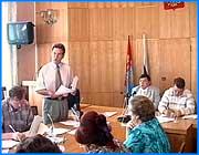 ></p><p class=c_tn></p><p class=c_tn>Бюджетные компенсации за неурожай отменяются. В федеральном  кармане не осталось ни копейки на покрытие убытков сельхозпроизводителям, пострадавшим от обильных дождей.  В среду в Законодательное Собрании области пригласили селян и руководителей страховых фирм, чтобы решить, как застраховать посевы.</p><p class=c_tn>Пословица «Что посеешь, то и пожнешь» в зоне рискованного земледелия, то есть в Ивановской области, не работает. Вызревает не все и не всегда. Нынешний год- третий неурожайный подряд. </p><p class=c_tn>«В федеральном бюджете 2004 года не запрограммировано выделение ни одной копейки на любые неблагоприиятные погодные условия. То есть, независимо от того, залило, засушило, никаких компенсаций в будущем году мы не получим», - сообщил начальник управления сельского хозяйства Иван Митин. </p><p class=c_tn>Поэтому надо страховать посевы. Поступило предложение даже выделять бюджетную помощь - на развитие - только тем хозяйствам, которые застраховались. Когда-то такое страхование было обязательным. Но в последние десять лет оно - добровольное. У селян нет денег, а у страховых фирм - резервов. Федеральный и областной бюджеты подкинули миллион на спасение аграрной экономики в этом году.  Хватило на 22 хозяйства. На следующий год собираются выделить два миллиона. Но, может быть, удастся дать и четыре с лишним.</p><p class=c_tn> «Одна из проблем, которые нам предстоит особенно тщательно обсудить - это условия выплат страховых. Здесь есть проблемы», - признал Председатель Законодательного Собрания области Павел Коньков.</p><p class=c_tn>Селяне опасаются, что не получат возмещений при неурожае. Страховая фирма может заявить, что ущерба нет. </p><p class=c_tn> «Сейчас почему-то погода такая - у меня в одной половине хозяйства идет дождь, а в другой почему-то нет. А когда итог подсчитают - я тут затраты бешеные понес, а мне их никто не считает. А там, где не было ничего,  получил приличный урожай. Я мог бы получить миллион прибыли, а получу всего-навсего двести-триста тысяч», - сетует председатель аграрного союза области Насиб Курбанов.</p><p class=c_tn>У каждой фирмы-страховщика свои условия, аграрии в них часто и разобраться не могут. Им, например, могут предъявить непосильные требования вроде исправной системы мелиорации в целом районе. Тогда страховка станет не спасением, а обузой. </p><p class=c_tn> «Мы же такие договоры подписываем с «Ивановорегионгазом», с «Ивэнерго», где на себя берем такие обязанности - они нас просто прижали. В этом плане надо поработать», - звучит в зале. </p><p class=c_tn>Работать над этим будет специальная комиссия, которая за два месяца должна договориться, сколько нужно на сельхозстрахование на следующий год, и на каких условиях стоит заключать страховые договоры.</p><p class=c_av>Василий Когаловский</p>
	
		<div class=
