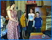 ></p><p class=c_tn></p><p class=c_tn>Весной этого года корреспонденты телекомпании «Барс» вместе с журналистами программы «Намедни» канала НТВ готовили репортаж о многодетной семье Груздевых. Пять человек жили в комнате коммунальной квартиры, где нет даже холодной воды. У Груздевых было крайне затруднительное материальное положение. И вот спустя четыре месяца они в полной мере убедились в правоте пословицы: «Мир не без добрых людей». Депутат Госдумы Груздев подарил своим ивановским однофамильцам квартиру.</p><p class=c_tn>Засыпной аварийный дом, комната двадцать квадратных метров в коммунальной квартире, водопровода нет. Ольга Груздева и ее четверо детей ютились здесь много лет. Когда на свет появился маленький Сережа, пытались собрать подаренную кем-то кроватку. Не хватило места. Тогда Ольга рассказывала нам - как  живется  «в тесноте, да не в обиде».</p><p class=c_tn>«Раньше я с девчонками спала на этой кровати, а Вадик с Сашей - на диване. А теперь Вадика к бабке отправили, девчонки здесь, а я - с малышом на диване», - рассказывала тогда Ольга Груздева. </p><p class=c_tn>Сразу после рождения Сережи его отец исчез. Доход семьи на тот момент не не превышал тысячи рублей. Помогала мать-пенсионерка, но уже тогда было понятно, что так жить нельзя. В середине апреля в квартире Груздевых появилась съемочная группа программы «Намедни» канала НТВ. Журналисты объяснили Ольге, что готовят репортаж из цикла «Бедные люди».  Еще через какое-то время сюжет вышел в эфир. Ольгу засыпали письмами, стали приходить посылки с вещами, денежные переводы. Но главный сюрприз ждал семью Груздевых впереди.</p><p class=c_tn>«Приезжала мама депутата Груздева. Преподнесла нам хороший сюрприз, подарок - квартиру нам купили. Трехкомнатная, большая, две лоджии застекленные», - говорит Ольга Груздева. </p><p class=c_tn>Квартиру внутри съемочной группе телекомпании «Барс» увидеть пока не удалось. Но семья Груздевых уже готовится к новоселью. Ольга оформляет все необходимые документы, собирает небогатый скарб. Призналась, что после всего произошедшего ощущает себя Золушкой. Добавляет, что, наверное, впервые в жизни поняла, как прекрасна бывает жизнь. </p><p class=c_tn></p><p class=c_tn><i>Владимир Груздев является заместителем председателя комитета Государственной Думы по гражданскому, уголовному, арбитражному и процессуальному законодательству. Кроме этого, Груздев - глава крупной московской компании «Седьмой континент». Мать депутата, которая и помогала своим ивановским однофамильцам в приобретении жилья,  всю жизнь работала учительницей.</i></p><p class=c_av>Андрей Кузьмичев</p>
	
		<div class=