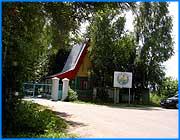 ></p><p class=c_tn>В распоряжении редакции сайта Ivanovonews оказались две статьи, подписанные Дмитрием Мережковским под названием  «Не сотвори себе Чубайса»  и «Операция «Перехват».</p><p class=c_tn>По непроверенным данным, одну из статей планируется опубликовать в ближайшем номере бесплатной газеты «Ивановская земля», а вторую – в другом областном издании.</p><p class=c_tn>Представляя возможность самим читателям сайта оценить будущие публикации (статьи приводятся без купюр), напомним один факт. Ивановские СМИ уже подробно осветили историю с продажей загородного лагеря в м. Ломы. Бизнес-структуры, претендовавшие на этот престижный лагерь, планировали приобрести его за 1,5 млн. руб. Вмешательство в конкурс вице-губернатора Ю.Токаева позволило повысить продажную стоимость до 8 млн. руб. Таким образом, областная казна получила в 5 раз больше средств, чем первоначально планировалось.</p><p class=c_tn></p><p class=c_tn></p><p class=c_tn><B>НЕ СОТВОРИ СЕБЕ ЧУБАЙСА</p><p class=c_tn>С легкой руки вице-губернатора в Ивановской области начинается передел собственности </B></p><p class=c_tn></p><p class=c_tn>По странной традиции об основных мотивах деятельности новоназначенного чиновника у нас принято судить минимум через сто дней после его прихода на должность. Традиция странна в первую очередь потому, что, как говорят в народе, «наворотить делов» можно и за гораздо более короткий срок.</p><p class=c_tn>Попробуем кратко ответить на вопрос: чем ознаменовался первый месяц первого вице-губернаторства Юрия Токаева? Человек, далекий от кругов областной администрации, пожалуй, скажет: ничем, и по-своему будет прав. Никаких судьбоносных решений, ни даже громких заявлений от Юрия Алимбековича мы не услышали. Однако это вовсе не означает, что все с приходом в особняк на улице Батурина нового лица осталось по-старому. Напротив, «подпольный обком действует», и действует достаточно активно, если не сказать – радикально. </p><p class=c_tn>На фоне экономической безграмотности новых соратников Тихонова – красных агитаторов Анатолия Куликова и Надежды Корнеевой, взятых на смену ушедшим в отставку Канаеву, Григорьеву и Боровкову, - Юрий Токаев смотрелся гением практической экономики. Неудивительно, что очарованный Владимир Тихонов дал ему полный карт-бланш: дескать, делай все, что считаешь нужным. И Токаев начал делать по-большому.</p><p class=c_tn>Так, немало шороху на ивановских коммерсантов навела озвученная полушепотом инициатива о резком увеличении собираемости налогов. То есть сама по себе повестка дня достаточно привычна, чего не сказать о методах достижения цели, предложенных Токаевым. Под соусом «поиска скрытых от налогообложения доходов» новоиспеченный вице озаботил буквально все подразделения областной администрации (это помимо управления по налогам и сборам и милиции) задачей, весьма напоминающей экономический шпионаж. В разъяснениях, данных г-ном Токаевым особо непонятливым чиновникам, прямо сказано: мол, нас интересует все – кто является хозяином того или иного бизнеса, насколько он рентабелен, каков уровень доходов и т.д. Короче говоря, под видом «битвы за налоговый урожай» в Ивановской области составляется подробнейший реестр как предпринимательской деятельности, так и объектов собственности, этим предпринимателям принадлежащей.</p><p class=c_tn>Но этим кипучая деятельность первого вице не ограничилась. Сегодня он активно лоббирует предложение о том, чтобы директора областных государственных унитарных предприятий (ОГУП) назначались не руководителями соответствующих профильных управлений, как это было всегда, а одним-единственным лицом – председателем комитета по управлению госимуществом Ивановской области, который, как известно, напрямую подчиняется губернатору. По сути, предлагаемая «реформа» позволяет сосредоточить власть над руководством основных отраслей областной экономики в руках одного человека – Токаева, а затем предельно облегчить приватизацию этих предприятий.</p><p class=c_tn>Зачем понадобился Юрию Алимбековичу, по легенде – успешному предпринимателю и чуть ли не гениальному менеджеру – весь этот авантюрный роман с властью? Чтобы понять это, необходимо хорошо представлять себе текущую ситуацию на возглавляемом им предприятии «Кранэкс». Предприятие, производящее крупные экскаваторы, имеет 200 миллионов задолженности перед банками-кредиторами, тяжелейшее положение со сбытом продукции и еще более тяжелую перспективу в виде вступления России в ВТО, когда ценность ивановских экскаваторов для потребителя вплотную приблизится к нулю.</p><p class=c_tn>В силу этого обстоятельства вопрос: уж не ради ли Владимира Тихонова расстарался Юрий Токаев? – заведомо абсурден. Как крупный предприниматель и естественный волк-одиночка, Токаев с гораздо большей вероятностью будет стараться для себя самого, нежели для нынешнего губернатора, который накануне своего предполагаемого отъезда в Москву отдал первому вице все свои полномочия, все концы оперативного управления областью. Но стоило партийной авантюре провалиться – и Владимиру Ильичу пришлось мечтать уже не о столичных кренделях, а о том, чтобы удержаться хотя бы в прежних пределах. </p><p class=c_tn>А вот здесь уже начались проблемы: за недолгий период «междуцарствия» Юрий Алимбекович успел почуять вкус верховной власти, как следствие – увидел себя ивановским губернатором, и начал «затачивать» под себя наиболее стратегически важные ресурсы – как экономические, так и кадровые. И составление реестра собственности, и передача права утверждения глав ОГУПов может свидетельствовать лишь об одном: в области готовится передел собственности, причем таких масштабов, что приватизация 1992-1994 годов кое-кому покажется детской игрушкой. </p><p class=c_tn>Очевидно, что избирательная кампания стоит огромных денег. И с этой точки зрения легко объяснимо то, что происходит в последний месяц с областной собственностью. Все те объекты, которые предыдущая команда Тихонова столь тщательно собирала, наращивая долю государственной собственности в их стоимости, теперь, похоже, собираются пустить с молотка. И если в случае с небольшими объектами социальной сферы типа пионерских лагерей это неприятно, но терпимо, то когда речь заходит о действительно государственном достоянии вроде Хромцовского карьера – шутки приходится отставить в сторону. Расплачиваться источником стратегического сырья за выборную катавасию – это уже как-то слишком.</p><p class=c_tn>Как нам всем известно, из задуманного с Москвой у Тихонова не получилось ничего. Теперь Владимир Ильич вынужден работать не то чтобы в совсем уж враждебном окружении, но определенно – в среде, которую г-н Токаев уже начал переделывать в соответствии с собственным пониманием. Кто кому в этой драме произнесет фразу «кушать подано» - Тихонов Токаеву или же наоборот - большая загадка нашего непростого времени.</p><p class=c_tn><I>Дмитрий Мережковский</I></p><p class=c_tn></p><p class=c_tn></p><p class=c_tn><B>ОПЕРАЦИЯ «ПЕРЕХВАТ»</p><p class=c_tn>Уже сегодня Ивановской областью управляет вовсе не Владимир Тихонов</B></p><p class=c_tn></p><p class=c_tn>Что должно случиться для того, чтобы крупный предприниматель неожиданно для всех пошел во власть? Одно из двух: либо его бизнес – в силу своей мощи и успешности – становится политическим фактором страны или региона, либо дела настолько плохи, что решать проблемы чисто экономическими методами уже не получается. Что же побудило Юрия Токаева занять кресло вице-губернатора Ивановской области?</p><p class=c_tn>Говорить о какой-то особой успешности возглавляемого Токаевым «Кранэкса» сегодня сложно. 200 миллионов рублей задолженности банкам-кредиторам дамокловым мечом висят над предприятием. Однако даже этот сумасшедший долг покажется цветочками на фоне вступления нашей страны во Всемирную торговую организацию – а это событие, по словам нашего Президента, должно произойти до конца текущего года. В условиях широкого выбора не слишком востребованные даже на внутреннем рынке экскаваторы «Кранэкса» окончательно перестанут вызывать интерес у потребителя. Что тогда? Тогда крах. И бизнес гибнет, и несколько тысяч сотрудников оказываются на улице.</p><p class=c_tn>Но тут судьба предлагает уникальную возможность сделать хорошую мину. Областную администрацию один за другим покидают руководители, курировавшие экономический блок. Оставшийся без «мозга» губернатор Тихонов поспешно назначает на ключевые посты Анатолия Куликова и Надежду Корнееву, хотя всем известно, что их способности лежат скорее в сфере идеологических хитросплетений и выборных интриг, нежели в русле реальной экономики. Дыра, возникшая с уходом ключевых специалистов, зияет с каждым днем все более вызывающе, и медлить с назначением уже нельзя. И тогда Тихонов кидается к Токаеву с соответствующим предложением. </p><p class=c_tn>Как гласит народная молва, получив предложение, Юрий Токаев думал не дольше пяти секунд. Поскольку молниеносно просчитал все, что сулит подобная перспектива: и способ надавить на кредиторов, и доступ к залежам областной собственности, и возможность вырости до московского поста. И даже – чем черт не шутит! – губернаторское кресло. Конечно, если очень повезет.</p><p class=c_tn>Везение началось едва ли не на следующий день. Владимир Ильич на всю страну обозначил себя единственно верным лидером российского коммунистического движения и по этому поводу спешно собирал чемоданы в Москву. На Токаева, таким образом, возлагались лавры преемника, доверенного человека, рачительного хозяина. По-коммунистически безоглядно, даже не пытаясь подстраховаться на случай провала, Тихонов своими руками выдает Юрию Алимбековичу полный карт-бланш на ведение дел в области. В том числе, как выясняется, и на кардинальный передел областной собственности…</p><p class=c_tn>Токаев все знаки понял правильно. И, одной рукой начав тихое составление списков наиболее рентабельных бизнесов Ивановской области (под смехотворным предлогом увеличения собираемости налогов), другой рукой приступил к формированию своей будущей губернаторской команды (начав активные переговоры с генералом МВД Паниным и рядом других списанных в утиль деятелей). Правда, во втором деле преуспеть ему так и не удалось, поскольку случилось неожиданное – Тихонов оказался не нужен и в Москве и был вынужден вернуться на свое хозяйство. И, подобно родителям, возвращающимся с работы на час раньше и застающим свое чадо на ложе любви, «застукал» Токаева, пытающегося стать полноправным губернатором.</p><p class=c_tn>Отношения между Тихоновым и его первым заместителем Токаевым после этого сложились, прямо скажем, уникальные. Диалогов касательно оперативного управления областью между ними больше не происходит, поскольку каждый считает свою позицию единственно верной, а на другого смотрит как чуть ли не на самозванца. При этом – парадокс! – позиции Токаева оцениваются как несколько более сильные, чем у действующего губернатора. </p><p class=c_tn>Но даже не это становится сегодня яблоком раздора между двумя «Т»  областной администрации, а совсем иной факт. Дело в том, что Токаев в жесткой форме предложил Тихонову отозвать из Совета Федерации тамошнего представителя от администрации Владимира Кузьмича Гусева. А такая перестановка, и даже ее попытка, пахнет нешуточным скандалом. И дело даже не в значимости личности самого Гусева для развития области, а в том, что совсем недавно много шума наделал подобный трансфер – когда Бакулина заменяли на Смирнова. В итоге рядовой избиратель, ранее знавший о верхней палате парламента только то, что она выше нижней, усилиями СМИ открыл для себя много нового. Так что теперь для значительного количества ивановцев член Совета Федерации – корова вполне священная. И Токаеву будет очень, очень трудно объяснить, чего ради он хочет посадить на место старого и заслуженного сенатора Гусева своего человека. В конце концов, не говорить же открытым текстом, что это будет банальной взяткой кредиторам в обмен на отсрочку погашения задолженности «Кранэкса»…</p><p class=c_tn><B>Дмитрий Мережковский</B></p>
	
		<div class=