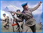 ></p><p class=c_tn>2 августа - день ВДВ. Местом проведения торжеств по традиции стал плац 217 полка 98 дивизии. Между тем для многих солдат торжество стало еще одной возможностью пообщаться с прекрасным полом. Нынешний праздник оказался совсем уж корпоративным по духу. И хотя вход сюда был открыт для всех желающих, поучаствовать в действе пришли по большей части семьи офицеров. То ли недостаток рекламы сказался, то ли ивановцы расстроились из-за того, что в этом году не будет бесплатных зрелищ и выступлений столичных поп-звезд, которые были обязательной частью торжеств в прошлые годы. Как известно, от масштабных мероприятий на этот раз решили воздержаться. Губернатор открытое небо закрыл - якобы во избежание провокаций и террористических актов. Кто-то в этом решении усмотрел другую подоплеку - политическую: военно-спортивное шоу открытое небо - детище Бабича, нынешнего тихоновского оппонента. Между тем сам губернатор сегодня много говорил о том, что ВДВ по-прежнему остаются элитными войсками: «Сейчас у меня нет отбоя от парней, которые приходят с одной единственной просьбой - направить служить именно в вашу дивизию. Кое-кому удается помочь, кое-кому не удается. Но, я думаю, вакантных мест в дивизии не будет». В целом гости не остались разочарованы. Зрелищ хватало и здесь. Для совсем юной публики - выставка бронетехники. С криками в атаку мальчишки забирались на машины. В это время на плацу возлагали цветы и звучали залпы в честь погибших воинов. А в небе парил парашютный десант. Чуть позже разворачивается действо, по замыслу происходящее где-то в горах, на базе боевиков. Русские солдаты в плену, мусульмане отдыхают. На выручку заложникам спешат русские воины. Сами десантники признавались, что боевая раскраска на лицах - не только для устрашения врагов. Хороший воин - еще и красивый воин. В этом году, правда, без многотысячной аудитории, которая зачарованно следила бы за мужественной выправкой десантников. Без размаха внешнего, зато с размахом в душе.</p><p class=c_av> Олеся Чирко</p>
	
		<div class=