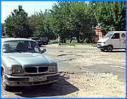 ></p><p class=c_tn>Один из ярких примеров состояния транзитных дорог - в самом центре Иванова. Большие участки улиц Лежневской, Марии Рябининой, Профсоюзной требуют срочного ремонта. </p><p class=c_tn>Перекресток Советской и Марии Рябининой. Состояние покрытия проезжей части вполне отвечает названиям улиц. По возрасту: Мария Рябинина участвовала в гражданской войне, слово Советский пояснений не требует. Но не все так плохо, как кажется на первый взгляд. От этих выбоин - тройная польза. Во-первых, рядом средняя школа и один из корпусов сельскохозяйственной академии. Ямы играют роль бесплатных лежачих полицейских - все машины здесь притормаживают. Во-вторых, снижается транспортный поток на этом участке - те, кто знают особенности здешней трассы, предпочитают ее объехать. И, в-третьих, все водители уравниваются в правах - и хозяева жигулевской  копейки, и владельцы мерседесов.  </p><p class=c_tn>«Асфальта тут никакого нет. Одни ямы. Какая тут езда? Тут только на свой страх и риск. Успел - значит нормально», - возмущаются водители.</p><p class=c_tn>Если серьезно, от такой дороги - одни минусы. Особенно для экстренных служб. Рядом с аварийным перекрестком - пожарная часть.</p><p class=c_tn>«Увеличивается время прибытия к месту чрезвычайной ситуации или пожара. А в нашем деле секунды решают все. Хотелось бы, чтобы они были лучше», - говорит начальник пожарно-спасательной части №9 Сергей Попов.</p><p class=c_tn>Тем временем выясняется, что проблемы дорожной отрасли в губернии зависят не только от финансирования и юридического качества местных законов. Это в большей степени - вопрос взаимоотношений областных и городских властей.  </p><p class=c_tn>Сегодня прокомментировать конкретную ситуацию по транзитным дорогам в Ивавтодоре оказалось некому - кто в отпуске, кто в командировке. А вот по поводу действий городской администрации в целом нам сказали, что очень сочувствуют заботам властей о цветниках и клумбах. </p><p class=c_av>Сергей Хохлов</p>
	
		<div class=