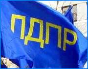 ></p><p class=c_tn>Во Всемирный день борьбы за нераспространение ядерного оружия, местное отделение ЛДПР провело митинг и театрализованное шествие. Благое начинание закончилось  километровыми пробками на центральных улицах Иванова. За всем происходящим наблюдали журналисты ТРК «Барс». Ровно в одиннадцать из кустов на улице Громобоя вышла колонна людей - в костюмах химической защиты. Вслед за ними появились люди-мутанты. Чем немало напугали случайных прохожих. И только спустя время все стало ясно - это местное отделение ЛДПР проводит театрализованное шествие. Либерал-демократов тревожит распространение ядерного оружия по всему земному шару.  Невидимая угроза всколыхнула умы взрослых членов, уже поднаторевших в полит-шоу, студентов и школьников. Даже совсем маленькие дети опасаются ядерной чумы.</p><p class=c_tn>«Самое главное - привлечь внимание к распространению ядерного оружия. Смотрите  - в Корее уже ядерное оружие есть. Ядерное оружие распространяется по всему миру. И общественность должна   обратить на это внимание», - говорит руководитель местного отделения ЛДПР Андрей Мухопад.</p><p class=c_tn>Тем временем горожане на остановках общественного транспорта обсуждали угрозу вполне реальную - принятый закон о замене льгот денежными выплатами. Либерал-демократы говорят, что здесь им не в чем себя упрекнуть. Их депутат голосовал против.</p><p class=c_tn>«По отмене льгот надо бороться в Госдуме, а не шуметь, а делать дело, и мы делаем дело через своего депутат. А это акция должна вызвать резонанс, как публичная», - объясняет  Андрей Мухопад.</p><p class=c_tn>Акция получилась действительно публичная. Колонна двинулась к площади Революции, через проспект Фридриха Энгельса, и вскоре стало понятно, что организация шествия безобразна. Километровая пробка из троллейбусов, автомобилей, автобусов. Жара, шум, пыль. Матерная брань в адрес мутантов и тех, кто спасался от виртуальной радиации под костюмами химзащиты. Но под палящим солнцем митингующие и сами, похоже, были не рады, что вызвались защищать мир от ядерной угрозы. </p><p class=c_tn>Около часа заняла дорога от Громобоя до Революции. Пять минут вместо двадцати запланированных на краткий экскурс о вреде ядерного оружия, и колонна опять отправляется в путь, на этот раз по проспекту Ленина. И снова  автомобильные пробки, шум, мат. </p><p class=c_av>Андрей Кузьмичев</p>
	
		<div class=