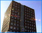></p><p class=c_tn>Пресс-служба администрации города Иванова распространила обращение к средствам массовой информации, в котором в очередной раз разъясняет ситуацию с отключением горячей воды. Журналистов просят «не разжигать лишних страстей» и даже «поспособствовать тому, чтобы жители и руководители предприятий как можно быстрее погасили свои долги» за тепло и горячую воду. Весьма стандартное послание, начинающееся с дежурной фразы про «некоторые средства массовой информации», которые-де и «разжигают лишние страсти». Однако внимательное изучение документа приводит к неожиданному выводу – мэрия сочинила поистине сенсационное заявление.</p><p class=c_tn>Скрупулезно описывая расчеты за тепло и горячую воду между участниками этого процесса, в обращении подчеркивается: «в этой цепочке нет администрации города Иванова». И для совсем непонятливых повторяется «когда речь идет о долгах перед «Ивэнерго», …имеются в виду долги муниципального предприятия «Ивгортеплоэнерго», а не городской администрации».</p><p class=c_tn>В переводе с чиновничьего на русский это значит одно: мэрия не виновата в отсутствии горячей воды летом и перебоях с теплом зимой. Это все МУПы: «Ивгортеплоэнерго» и МПЖХ. Ну и само население, разумеется. А мэрия, остроумно замечают безвестные авторы пресс-релиза, лишь «исполняет бюджет, предусмотренный на год».</p><p class=c_tn>Власти города в разное время находили разных виновников коммунальных неурядиц. Это были: советское прошлое, прежние власти Иванова, само население, независимая пресса, областные власти, федеральное правительство, президент и сам Господь Бог, который сотворил людей такими несовершенными да еще создал в городе неблагоприятный климат – холодную зиму, дождливую осень и так далее.</p><p class=c_tn>Однако обвинить в этом МУПы в голову чиновникам до сего дня не приходило. Ибо обвинение оказывается бумерангом и возвращается в саму мэрию. МУПы потому и зовутся муниципальными, что принадлежат городу. Их руководители назначаются горскими властями. Лично мэром. И, стало быть, лично мэр несет ответственность за успехи или неудачи в деятельности МУПов. Нынешнего мэра Иванова зовут Александр Грошев. Значит, Грошев должен организовать свою работу и работу МУПов так, чтобы собирать долги. А не перекладывать свои обязанности на прессу или население. И не оставлять граждан полумиллионного города без элементарных удобств, повторяя о некой коллективной ответственности жителей друг за друга. Ибо этой «коллективной ответственностью» любили пользоваться сотрудники «Ивэнерго» и карательные отряды войск СС на оккупированных территориях в годы второй мировой войны. </p><p class=c_tn>В последнее время, впрочем, чиновники активно демонстрируют свою неутомимую деятельность в деле выбивания долгов. Через чрезвычайную комиссию пропускают сотни должников, прорабатывая их в лучших традициях райкомов партии. Вышестоящие руководители прилюдно требуют у нижестоящих через суд выселять неплательщиков, подавать не десятки, а сотни исков (должников, к сведению, по данным самой мэрии более 18 тысяч)! О том, сколько после этих мероприятий возвращено должниками денег (в миллионах или хотя бы в тысячах рублей) и сколько должников выселено из квартир, власти традиционно умалчивают. </p><p class=c_tn>И все-таки в одном городские власти правы.  Часть ответственности лежит-таки на населении. Ведь кто-то же выбирал эту городскую власть!</p><p class=c_av>Олег Алалыкин</p>
	
		<div class=