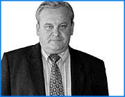 ></p><p class=c_tn>Руководители муниципальных сетей готовы выступить сомкнутыми рядами против приватизации коммунальной энергетики. Перспективу вливания частного капитала в эту сферу обсуждали на встрече с районными главами. Поводом к полемике стала позиция региональной энергетической комиссии, которая рекомендовала муниципальным электрохозяйствам провести реструктуризацию до первого января. Это сейчас звучит - рекомендовала. А еще недавно в обращениях РЭКа в районные электрохозяйства значилось - осуществить, то есть провести реструктуризацию чуть ли не в обязательном порядке. А именно - разделить МУПы на сетевые и сбытовые компании. Логика выступления председателя региональной энергетической комиссии такова: у муниципальных сетей по-прежнему чудовищные сверхнормативные потери, вывод - вы не способны эффективно управлять своим хозяйством. Несмотря на то, что стараниями того же РЭКа коммунальщики выправили себе весьма выгодные тарифы, отдача минимальная. </p><p class=c_tn>«В 2005 году будет совсем другой подход к формированию тарифов на транспортировку», - сообщил  Владимир Дмитриев.</p><p class=c_tn>Надо полагать, не в интересах муниципальных сетей. А с частным капиталом, надеется Дмитриев, в коммунальную энергетику, возможно, придет и эффективное управление. Главный противник приватизации директор «Ивгорэлектросети» Владимир Рясин готов сорваться с места в карьер. При поддержке профильного профсоюза муниципалы уже вышли с письмом в прокуратуру, где выразили обеспокоенность тем, что их склоняют к акционированию сетей. </p><p class=c_tn>«Ни в коем случае, обращаюсь к главам, выступите по этому вопросу самым прямым образом, обратитесь к своим коллегам, коммунальщикам, так же высказаться по этому вопросу, - ни в коем случае на эту провокацию идти нельзя. Как только коммунальная энергетика, как государственная отрасль, будет потеряна, представительная, исполнительная, законодательная власть превратятся в ничто», - считает директор МУП Ивгорэлектросеть Владимир Рясин.</p><p class=c_tn>Пока этого не случилось, и власти на местах еще способны влиять на ситуацию. Так, депутаты Шуйской городской думы обратились к своим энергетикам и настоятельно советовали им не торопиться с реформированием. </p><p class=c_tn></p><p class=c_av>Дмитрий Попов</p>
	
		<div class=