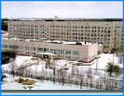 ></p><p class=c_tn>Из двух компьютерных рентгеновских томографов в больницах области не работает ни один. Ситуацию мог бы спасти частный томограф, которым владеет одна из ивановских фирм. Но из-за конфликта с официальными медицинскими структурами он выведен из эксплуатации. В результате без качественного обследования остались даже пациенты, которым необходима экстренная помощь для спасения жизни. В начале девяностых  предприниматель и пионер рентгеновской томографии в Ивановской области Александр Золотухин приобрел рентгеновский томограф. Он заключил арендный договор с областной больницей. Десять лет здесь обследовали не только за деньги, но бесплатно обслуживали малоимущих и экстренных пациентов. В последние годы владелец заменил всю электронику, а программное обеспечение выполнил заново. Но больница перестала направлять сюда своих пациентов. И отправляла их на свой томограф Соматом, а когда он вышел из строя -  на магнитный томограф, который подходит не для всех случаев и может вызывать осложнения.</p><p class=c_tn>«Я узнал, что есть негласная установка главного рентгенолога, чтобы они направляли всех коммерческих больных на Соматом и ядерно-магнитный резонанс. Я сообщил об этом главврачу. Он мне сказал - Нам надо зарабатывать деньги, - говорит владелец томографа, врач-рентгенолог Александр Золотухин.</p><p class=c_tn>По словам предпринимателя, на государственном оборудовании  скидок нет ни для кого, платить надо за все. Потом энергетики обесточили аппарат, а руководство больницы предложило владельцу сдать его в аренду этому лечебному заведению. Но самому не работать. Тот отказался. Последовало новое отключение. Томограф не работает до сих пор. Руководство больницы, которое хочет взять томограф в аренду, тут же объясняет, что аппарат никуда не годится.</p><p class=c_tn>«Это старое оборудование, первое поколение. Этот томограф даже не зарегистрирован в реестре Минздрава России», - говорит главный рентгенолог области Андрей Нагорный.</p><p class=c_tn>Тестирования не было, радиацию никто не замерял, а лицензии нет. По словам же Александра Золотухина, обновленное оборудование как раз менее вредное, даже по сравнению с западным. Обследование стоит вдвое дешевле, противопоказаний нет, а лицензию предприниматель готов предъявить. Он уверен, что руководители больницы хотят сами получать деньги, для себя. Сам он зарабатывал на томографе до десяти тысяч долларов в месяц. И намерен подать  на Николая Короткова и его заместителей в суд. А больница, в свою очередь, подала в арбитражный суд иск на расторжение договора аренды. </p><p class=c_tn>Руководство областной больницы предложило предпринимателю вновь получить  все необходимые документы после ремонта томографа и заключить новый договор аренды через областное управление госимуществом.</p><p class=c_tn>«Но пока господин Золотухин на наше предложение не отозвался и начал ходить по инстанциям, ища правду - в кавычках», - говорит главный врач областной больницы Николай Коротков.</p><p class=c_av>Василий Когаловский</p>
	
		<div class=