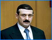 ></p><p class=c_tn></p><p class=c_tn></p><p class=c_tn>Вице-губернатор Юрий Токаев решил заняться наведением порядка в управлении губернией на полной научной основе. В среду  на заседании областной администрации чиновникам была почитана вводная лекция на тему «Принципы и преимущества проектного управления».  Неделю назад, при обсуждении бюджетных инвестиций, главам районных администраций была дана четкая установка: без проектно-сметной документации денег не будет. Районные чиновники возмутились - опять начфин Грузнов над златом чахнет. Но 25 августа сам Александр Павлович опроверг эти домыслы. Установка на обязательный проект  - не сиюминутный каприз и не желание сэкономить.</p><p class=c_tn>Слово «порядок» звучало на заседании десятки раз.  Наводить его надо в капстроительстве, государственных инвестициях и верстке бюджета. По логике получается, что сейчас в этих вопросах никакого порядка нет, а основные принципы планирования и контроля за исполнением решений власти - авось, небось и как-нибудь.</p><p class=c_tn> «Почему у них, у гнилых, там, на Западе, если они что-то затеяли, то оно делается по графику и вовремя? А у нас, что мы ни затеем, разведем на несколько лет эту стройку, ни конца, ни края и потом крайних не найдешь», - вопрошает присутствующих вице-губернатор Юрий Токаев.</p><p class=c_tn>И сам же отвечает на этот вопрос - потому что «гнилой» Запад все тщательно планирует. Настолько тщательно, что порой фаза проектирования занимает в десятки раз больше времени, чем стадия реализации проекта. Но это нормальное явление, которое помогает избежать пустых прожектов и проволочек при выполнении запланированного. Кроме того, ответственный всегда четко указан по фамилии и должности, и наказание в случае провала тоже прописано черным по белому. К этому свелись тезисы лекции, которую прочел руководитель управления проектами компании «Кранэкс». Вывод сказанного и показанного - на самом деле все просто и эффективно. Только заниматься этим надо. </p><p class=c_tn> «Придется изучить некоторые основы, углубить знания. Либо нанять специалистов. То есть, существует в данное время много фирм-интеграторов, которые занимаются тем, что предлагают решения в области управления проектами», - пояснил руководитель отдела управления проектами ОАО МК «КРАНЭКС» Сергей Буштырков.</p><p class=c_tn>Руководители управлений, которым предназначалась лекция, учебную ситуацию восприняли спокойно. Видимо, в надежде, что проект управления проектами так и останется проектом. </p><p class=c_tn></p><p class=c_av>Сергей Хохлов</p>
	
		<div class=