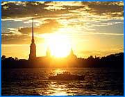 ></p><p class=c_tn></p><p class=c_tn>Из Санкт-Петербурга вернулись студенческие стройотряды. Напомним, что в рамках федеральной программы по возрождению студенческого трудового движения, ивановцы работали в городе на Неве почти два месяца. За работу им обещали заплатить от четырех до семи тысяч рублей, но ребята признавались, что едут по большей части за впечатлениями. Для некоторых студентов впечатления оказались с горьким привкусом. Это выяснилось в среду на рабочей встрече в городской администрации.</p><p class=c_tn>Студенты из различных ивановских вузов ехали «за мечтой и дымом костра». Надежды, радость открытий и, конечно, желание заработать  - молодых и дерзких ожидал город Петра Великого и Достоевского  - Санкт -Петербург. Уроки жизни брали у разных учителей. Девушки, например, и работой и оплатой остались довольны. </p><p class=c_tn>«Вот на нашем месте рабочем, в парке Победы, коллектив был очень хороший. Нас принимали как родных, можно сказать. И прощались мы со слезами на глазах», - рассказала одна из участниц стройотряда.</p><p class=c_tn>У юношей оптимизма поубавилось. Некоторых из них Петербург встретил вечными трудностями русского быта и особенностями национального труда. Интеллигентные студенты аккуратно подбирают слова, чтобы описать, как приходилось неделю спать на одних матрасах и заниматься совершенно незнакомой работой, которую не всегда и не в полном объеме оплачивали. </p><p class=c_tn>«Единственное что плохо было, у них задержки с зарплатой были. И несвоевременное предоставление условий проживания нам», -  сообщил один из студентов. А другой добавил: «Оказалось, мы должны проводить кабель по люкам, сверлить стены, подниматься на высоту. То есть, мне кажется, что это квалифицированная работа, и должен был быть человек, который бы показал все, как надо, а с мастерами проблемы были постоянно».</p><p class=c_tn>В городском комитете по делам молодежи о проблемах подшефных узнали за две недели до окончания контракта. Поехали на место, разобраться. Выяснили,  - виноваты петербургские мастера. </p><p class=c_tn> «Я признаю, что наша недоработка есть. Командир должен был решать проблемы с мастерами. Те, кто работал в нормальных бригадах, а другие, мол, работают студенты, колотят чего-то там и ладно. То есть, да, была проблема в бригадирах. Это те, взрослые люди, которые не захотели взять ответственность за наших ребят», - призналась главный специалист комитета по делам молодежи г.Иваново Оксана Кутырина.</p><p class=c_tn>Но ответственность  - понятие философское. А по факту вышло, что, по крайней мере, десять человек привезли с собой по тысяче рублей за почти два месяца работы и обещание уже от ивановского мэра наградить их грамотами и экскурсиями - денежные компенсации на эти цели не предусмотрены. </p><p class=c_av>Андрей Кузьмичев</p>
	
		<div class=