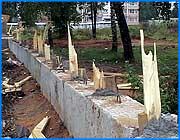 ></p><p class=c_tn>Место сражений - нашумевший парк в районе Камвольного комбината. Еще в мае здесь начали массовую вырубку деревьев. Таким образом домостроительная компания готовит площадку для будущих новостроек. По плану вместо парка здесь будут дома и крытая парковка. Однако все усилия строителей местные хулиганы сводят на нет. Защитники живой природы в борьбе за парк испробовали все методы. Обивали чиновничьи пороги и перекрывали движение на площади Пушкина. Но остановить вырубку парковой зоны не смогли даже депутаты. Сам председатель городской думы Извиль Салихов обещал нести дежурства на месте вырубки. Сегодня здесь уже приступили к первому этапу строительства. Огородили площадку бетонными блоками и начали строить деревянный забор. Но дальше этого дело пока не движется. Сооружения методично уничтожаются местными партизанами. Вот уже в третий раз рабочие застают здесь такую картину: деревянные стойки для забора сломаны, бетонные плиты перевернуты. </p><p class=c_tn>Заместитель гендиректора ДСК Валентина Елохина уверена, что борьба уже идет не за парк, а против домостроительной компании. Чтобы не повредить аллею в черте строительной площадки, рабочие огородили деревья фанерными щитами. Но даже их хулиганы не пожалели. Среди местных жителей уже ходит несколько версий о разрушителях. Многие уверены, что здесь целенаправленно и организованно орудует группа активистов. Другие рассказывают, что видели молодых гуляк.</p><p class=c_tn>Однако, многие считают, что парк разрушать нельзя: «Это безобразие, что такие насаждения сносят, столько люди труда вложили в это».</p><p class=c_tn>Большинство местных жителей с этим мнением солидарны. Парк уже не вернешь. Между тем, домостроительная компания уже заявила на вредителей в милицию. </p><p class=c_av>Юлия Степина</p>
	
		<div class=