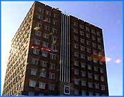 ></p><p class=c_tn>Проверка обоснованности тарифов обойдется городской казне почти в 250 тысяч рублей. Причем проверять мэрия будет свои собственные предприятия - Гортеплоэнерго, Водоканал и МУП ЖКХ. Аналогичной работой бесплатно, на общественных началах занимается общественный совет при городской Думе. Их выводы могут оказаться диаметрально противоположными. В ревизуемых муниципальных предприятиях  не скрывают - проверка обоснованности нужна самим МУПам,  чтобы отбиваться от возможных претензий. Их может высказать РЭК - региональная энергетическая комиссия, которая и должна регулировать тарифы. Проверять же  незачем, потому что РЭК сама тарифы и устанавливает. </p><p class=c_tn>«РЭК устанавливает тарифы. Но он устанавливает тарифы для «Ивэнерго». А «Ивэнерго» отпускает тепловую энергию по 311 р. за гигакалорию. А, извините, «Гортеплоэнерго» отпускает это же тепло по цене почти 600 рублей», - говорит член общественного совета при городской Думе Борис Соломонов.</p><p class=c_tn>То есть, почти вдвое дороже. В результате, ивановский отопительный тариф равен чукотскому, выше камчатского и якутского. Как это получается, большой секрет. В материалы аудиторов заглянуть не удается. В документы МУПов и мэрии тоже. Ее руководители приходят на заседания  общественного совета  с целыми папками документов в руках, но никому их не показывают. В лучшем случае, удается сделать ксерокопию самой папки. </p><p class=c_tn>«Папочка, которая была в руках у заместителя главы города Бразера, - там довольно интересная надпись была: Секретно, в руки не давать, - рассказал Александр Кротов.</p><p class=c_tn>По закону подробные сведения о тарифах может получить любой горожанин. На деле, их не предоставляют даже депутатам. В  последние два года думцы пытаются контролировать мэрию, мэрия доказывает свою правоту.  Демократический процесс обходится дорого. Бесконтрольность - дороже в сотни раз. Это, по словам членов совета,  показала проверка, которую год назад провела контрольно-счетная палата области - кстати, она ничего не стоила городу: «Эта проверка показала, что  2 МУПа, по сути, растратили за 2 года 356 миллионов». </p><p class=c_tn>Цифры, которые не оспаривала сама мэрия, получились, например, благодаря завышенным процентам при кредитовании: «Директор одного из МУПов установил себе надбавку настолько высокую, что только за счет надбавки положил себе в карман 53 тысячи рублей. Рабочих страховали не по тем тарифам, которым надлежало, а по тем тарифам, которые используются только для каскадеров».  Наконец, неизвестно, по каким методикам рассчитываются тарифы. Методик несколько, и не все признаны законными. Жители отвечают на рост тарифов ростом неплатежей. Но договоров с МУП ЖКХ все равно ни  у кого нет, и собирать платежи, строго говоря, никто в городе не уполномочен. Чтобы распутать гордиев узел, рабочая группа потребовала предоставить все документы до пятнадцатого сентября, в противном случае будет поставлен вопрос о недоверии должностным лицам мэрии. А члены общественного совета предупреждают:  «Нерассмотрение документов о тарифах по сути ведет к неутверждению бюджета города Иванова на 2005 год».</p><p class=c_tn></p><p class=c_av>Василий Когаловский</p>
	
		<div class=