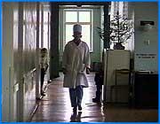 ></p><p class=c_tn>Районы Ивановской области могут остаться без квалифицированной медицинской помощи. Молодые врачи не хотят работать в сельских больницах. Кадровую проблему в сфере здравоохранения обсуждали 2 сентября на специальной комиссии депутаты областного парламента. Главные врачи лечебных учреждений, входящие в состав комиссии, кадровые проблемы в своей сфере сами решить не в состоянии. Молодые специалисты работать не хотят, тем более в районах - не устраивают зарплаты и условия труда. Менять свои специальности, из-за грядущих в ближайшем будущем серьезных сокращений ставок и койко-мест в больницах, для них тоже не выход. </p><p class=c_tn>«Молодежь, которая не отработала еще и пяти лет - она уедет. Даже старше, уезжают, десять лет отработав. И, что самое главное, найдут работу по специальности, и дефицит кадров как был так и останется», - говорит главный врач ЦРБ Заволжского района Александр Куликов.</p><p class=c_tn>У молодых врачей после вуза нет стимула возвращаться в свои районы. Хотя, многим понятно, что специалист должен отработать те деньги, которые потрачены на его обучение. Но для урегулирования этого вопроса нет соответствующей законодательной базы. </p><p class=c_tn>«Должны быть нормальные законодательные документы, созданные для того чтобы главный врач в правовом поле работал, нас отсылают к правовому полю 97 года», продолжает Александр Куликов.</p><p class=c_tn>«Проработаем систему подготовки кадров. И если это будут задействованы областные, значит, бюджетные деньги да, то соответственно как специалист потом будет возвращаться по данному заказу, то есть все это будет прорабатываться», - пообещала депутат ЗС Наталья Ковалева.</p><p class=c_tn>Для этого депутатам нужны конкретные предложения, чтобы они могли вынести их на утверждение вышестоящих властей. На формулировку рекомендаций членам комиссии дана неделя. А в начале октября планируется провести депутатские слушания по ситуации в системе здравоохранения. Там областные парламентарии и обсудят предложенные рекомендации. Кроме того, внесут определенные статьи, связанные с этим, в проект бюджета на следующий год.</p><p class=c_tn> </p><p class=c_av>Марина Четверткова</p>
	
		<div class=