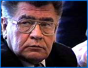 ></p><p class=c_tn>Уничтожение политических противников политическим методом,- так охарактеризовал свое исключение из партии Единая Россия депутат Законодательного собрания области Владислав Тихомиров. Комментарии по поводу изгнания он дал корреспонденту ТРК «Барс». Владислав Тихомиров допускает, что отныне в областном парламенте будут действовать две фракции Единая Россия, партийная и беспартийная. Владислав Тихомиров остается руководителем единороссовской фракции в Законодательном собрании области. Но часть ее членов теперь ушла в новую фракцию Единой России, которой руководит Александр Фомин. По словам опального лидера, все началось в июне, когда на партийной конференции он и Андрей Мельников заявили, что ни Бабич, ни Назаров не могут претендовать на губернаторское кресло. Мельникова тут же исключили из партии, а фракцию объявили нелегитимной и начали создавать новую. Владислав Тихомиров не только отказался войти в нее, но и направил заявку на официальную регистрацию существующей фракции. Вслед за тем такую же заявку направила фракция Фомина. </p><p class=c_tn>«Около 10 человек у меня есть в списке из тех, которые были во фракции. Они остаются у нас. Они никуда не хотят переходить. Как законодатели скажут? Конечно, фракций Единая Россия условно две. Конечно, это будет смех для вас, для журналистов. Это будет очень смешно», - говорит Владислав Тихомиров.</p><p class=c_tn>Впрочем, тихомировская фракция может назваться и Единством - та, прежняя фракция, созданная до слияния