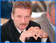 ></p><p class=c_tn>Депутат Законодательного Собрания Владимир Лапшин выиграл суд у Ивгорэлектросети. В иске он оспаривал счета энергетиков, присланные ему как физическому лицу. Спорная сумма невелика, если учесть, что абонент - руководитель фабрики Красная Талка и депутат Законодательного Собрания. Долга директор и депутат накопил, если верить счету, на  773 рубля. Но для Владимира Лапшина выяснить откуда взялась эта сумма дело принципа. В его квартире на улице Мальцева уже никто не живет. До переезда в новую - все счета были оплачены с запасом. Владимир Германович считает, что такое поведение Ивгорэлектросети связано с его работой над анализом обоснованности тарифов на коммунальные услуги в областном парламенте. По-крайней мере, временная связь прослеживается четко. Неплательщиком он стал после заседания комитета и депутатских слушаний по этому поводу в Законодательном Собрании. </p><p class=c_tn>«Дело уже тут приобрело принципиальный характер, дело, можно сказать приобрело политический подтекст, когда после моего выступления в Законодательном Собрании на комитете по экономике начались эти преследования», - комментирует ситуацию Владимир Лапшин.</p><p class=c_tn>На адрес фабрики приходили письма из Ивгорэлектросети. В них указаны показания счетчиков и отмечено наличие задолженности, кроме того, в категоричной форме - требование выплатить долг. В случае же неуплаты  электроэнергия будет отключена. </p><p class=c_tn>«Снизошли до того, что начали собирать информацию у соседей и показывать на квартиру, говоря, что здесь живет директор, депутат, который является неплательщиком», - рассказывает Владимир Лапшин.</p><p class=c_tn>В июне свет действительно отключили. Владимир Лапшин подал на предприятие в суд. По словам истца, за два дня до заседания суда электросеть отозвало требования оплаты счета и включило электричество. Суд признал действия Ивгорэлектросети незаконными. Теперь Владимир Лапшин намерен потребовать возмещения морального ущерба. </p><p class=c_av>Марина Четверткова</p>
	
		<div class=
