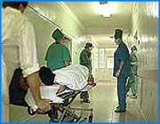 ></p><p class=c_tn>Пациенты ивановских больниц и поликлиник сами финансируют эти лечебные заведения. А врачи престижных специальностей бегут из Иванова в Москву и Подмосковье. Это признание сделал сегодня на заседании областной администрации начальник областного управления здравоохранения Николай Белин. Пациентов областных больниц недолечивают и недокармливают. Потому что на питание и медикаменты отпускается почти вдвое меньше средств, чем необходимо. Нехватку, по мере возможности, компенсируют сами больные. Их вклад бывает явным, - когда они соглашаются на платные услуги или добровольное медстрахование. </p><p class=c_tn>«А скрытое - это то, что при нынешнем уровне финансирования больным приходится докупать медикаменты, расходные материалы и что-то другое», - говорит начальник облздрава Николай Беллин.</p><p class=c_tn>Да и число коек в больницах сокращается. Но по нормативам их должно быть еще меньше. А медики уезжают в Москву и Подмосковье. Некогда престижные специальности невостребованы, анестезиологов в роддомах уже не хватает. Да и работать им не на чем - сложная техника изношена до предела. </p><p class=c_tn>«Оборудование, которое уже по нескольку сроков прошло функционирования в наших областных учреждениях - томограф магнитно-ядерного резонанса, литотриптор, ангиографический комплекс и другое, - сейчас просто подходит к износу. А стоимость их уже не просто миллионы, а десятки миллионов рублей», - отчитывается Николай Беллин.</p><p class=c_tn>С учетом менее сложной, но массовой техники - это миллиарды рублей. Рентгеновский аппарат среднего  класса стоит почти пять миллионов. Что делать? На это вечный вопрос руководитель облздрава не ответил. Ведь бюджетом распоряжается не он, при том что областная программа по сложной медицинской технике в этом году свернута. Поэтому итог подводил вице-губернатор Юрий Токаев: «Нам необходимо выявить те показатели, по которым мы отстаем от среднероссийских и от средних по ЦФО. Таким образом, мы выявим те направления, которые у нас упущены, и наиболее слабые. И по ним необходимо разработать проекты, свести в программы, посчитать ресурсы». </p><p class=c_tn>Если потребности будут выше возможностей, поступиться придется потребностями. А времени на разработку программ мало - бюджет уже формируется. </p><p class=c_av>Василий Когаловский</p>
	
		<div class=
