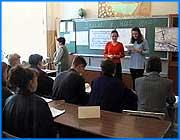 ></p><p class=c_tn> Особенно те, которым больше пятидесяти лет. Старая проводка, которую не меняли со дня строительства зданий, внушает опасения сотрудникам надзорных служб - пожарным и энергетикам. Городские власти готовы в этом году профинансировать работы по замене электропроводов только частично. В этом году предписания энергонадзора были выданы большинству ивановских школ. В шести из них - серьезные проблемы. Журналистов удивило, что среди директоров - только мужчины. Но это не значит, что мы работаем хуже, шутят руководители учебных заведений. Основная проблема этих школ - проводка, которую не меняли со времени строительства зданий. А возводили их по большей части шесть-семь десятков лет назад.</p><p class=c_tn>«Нас, конечно, очень беспокоит электропроводка, которая проложена в тридцать седьмом году. И с пятьдесят девятого в общежитии. Мы просили, нам говорили - на вас денег не выделено. Что будет, когда выделят деньги», - говорит директор школы-интерната № 5 Ефим Черномордик.</p><p class=c_tn>Из-за обветшалой проводки в школе-интернате номер пять, по словам специалистов, постоянно сохраняется пожароопасная ситуация. За три года здесь заменили все огнетушители, закупили пожарные рукава. Причем брандспойты на них пластмассовые. По словам сотрудников школы, на дюралевые части пожарного щита раньше периодически покушались. Предприимчивые школьники сдавали их в пункты приема цветмета. О системе оповещения здесь только мечтают. </p><p class=c_tn>«Это пустотная школа. Если произойдет замыкание в электропроводке, то может возникнуть пожар. И по пустотам огонь распространится в непредсказуемом направлении. Школа эта не принята, потому что, ну как-то сами понимаете, на себя брать такой груз ответственности. Мы хотим жить, дослужить до генералов, как наше руководство», - говорит старший инспектор ОГПН Советского района Александр Королев.</p><p class=c_tn>На спонсорские деньги в кабинетах, где есть материальные ценности, установили охранную сигнализацию. В остальном приходится надеяться только на благосклонность местных властей. Те в свою очередь дают обещания кое-что сделать. </p><p class=c_tn>«Сигнализацию мы взяли на себя. Сделаем. И частично сделаем работы по замене электропроводки, не полностью конечно. Здание очень старое. У него ведь два корпуса. Вот в одном постараемся в зимний период. А жилой корпус останется на лето», - обещает  начальник управления образования г. Иваново Тамара Бугеро.</p><p class=c_tn>Директорам остальных старых школ также были даны обещания. Вот только выполнение их намечено по большей части на следующий год. Сейчас на масштабные работы по замене проводки денег в местной казне нет. </p><p class=c_av>Олеся Чирко</p>
	
		<div class=