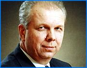 ></p><p class=c_tn>Сторонники Владимира Тихонова, губернатора Ивановской области и руководителя фракции КПРФ, выступившие минувшим летом против Геннадия Зюганова, собрались сегодня в учебно-методическом центре недалеко от Голицына. Сразу было понятно, что главной темой съезда станет создание под Тихонова и его товарищей новой политической партии, так как еще в августе Минюст запретил им пользоваться названием КПРФ, сохраненным за Зюгановым. Съезд открыли исполнением российского гимна. Правда, все коммунисты напевали старый текст про «торжество коммунизма» и «партию Ленина». </p><p class=c_tn>Открывал съезд сам Тихонов. Он прочитал делегатам «Доклад о текущем моменте и задачах коммунистов». Красной нитью тихоновской речи, естественно, стали иеремиады в адрес Зюганова. Слова и обороты вождя были исполнены в лучших традициях советской пропаганды, где всякий неологизм в зависимости от окраски создавался простым прибавлением аффиксов «-изм» и «-щина». Итак, Зюганов виноват в «волюнтаризме», «оппортунизме» и в чем-то под названием «хвостизм». Что естественно, виноват он еще и в «зюгановщине». </p><p class=c_tn>«КПРФ, возглавляемая Зюгановым, фактически легла под власть, – смело начал Тихонов. – И здесь идет лишь имитация борьбы с правящим режимом». Далее Тихонов скрупулезно привел факты соглашательства Зюганова с режимом и обвинил того в «ползучем захвате власти в партии». «Численность КПРФ сократилась в 2,5 раза – с 559 тыс. в 1996 году до 246 тыс. в январе текущего года. Ползучий захват власти в КПРФ выразился и в соглашательской позиции Зюганова на президентских выборах в 1996 году, когда победили коммунисты. Это также подтвердило и сокрушительное поражение КПРФ на прошедших в декабре прошлого года парламентских выборах. Вместо программы действий Зюганов занимался традиционными заклинаниями и бичеванием власти, пустопорожней критикой», – рвал и метал Тихонов. В итоге оратор пришел к тому заключению, что Зюганова предал идеалы марксизма-ленинизма, заменив их «ложными тезисами вроде государственного патриотизма и заигрывания с церковью». </p><p class=c_tn>Как можно больше критиковать Зюганова старались и остальные ораторы. Леонид Иванченко, до недавнего времени являвшийся заместителем председателя ЦК КПРФ, и исключенный Зюгановым за участие в альтернативном съезде, даже заявил о «перерождении Зюганова как коммуниста». </p><p class=c_tn>«Я неверующий человек, но думаю, что всевышние силы воздадут Зюганову за то, что он делал с компартией» – заверил собравшихся товарищ Иванченко. </p><p class=c_tn>Излив гнев на зюгановцев, тихоновцы принялись за партстроительство. Как уже сообщала «Газета.Ru», до съезда сторонники Тихонова, оставшиеся из-за Минюста без названия, придумали для свое новой партии наименование ЛКПРФ (Ленинская коммунистическая партия РФ). Такой же вариант был сегодня предложен делегатам. </p><p class=c_tn>Но, в конце концов, партия «новых коммунистов» получила романтическое название с историческим намеком. По решению съезда, теперь будет Всероссийская коммунистическая партия будущего (ВКПБ). </p><p class=c_tn>Известно, что перед съездом по поводу названия в рядах тихоновцев разгорелась дискуссия. Среди прочих вариантов рассматривалось также название Всероссийская коммунистическая партия трудящихся (ВКПТ). Вариант же ВКПБ, по сведениям «Газеты.Ru», исходил от самого Тихонова, да и остальным функционерам ласкал слух. </p><p class=c_tn>Марксистско-ленинские позиции ВКПБ делегаты подкрепили в специальной резолюции съезда определениями, близкими к Марксу. «Все, что происходит с Россией сегодня, – следствие возврата страны на путь капиталистического развития, превращения ее в сырьевой придаток высокоразвитых стран Запада и разгула контрреволюции, произошедшей под флагом обновления советского общества и обновления социализма», – сказано в итоговом документе. </p><p class=c_tn>Под конец съезда, а именно в заключительном выступлении Тихонова, на мероприятии незримо появился еще один персонаж. Его зовут Геннадий Семигин, и именно из-за него, как уже рассказывала «Газета.Ru», в КПРФ этим летом случился раскол. Глава исполкома Народно-патриотического союза России, давно враждующий с Зюгановым, поддерживает тихоновцев, а тихоновцы в свою очередь держатся за Семигина. Это Тихонов сегодня и подтвердил. Он заявил, что ослаблению компартии способствовал «острый конфликт Геннадия Зюганова с председателем исполкома НПСР Геннадием Семигиным» и тут же дал понять делегатам, что ВКПБ с Семигиным ссориться не будет. По словам Тихонова, политические партии по нынешним законам, являясь юридическим лицом, не могут входить в состав НПСР, который также является юридическим лицом. «Но мы войдем в НПСР в качестве ассоциированного члена», – отметил Тихонов. Сам Семигин уже завтра сам заедет в Голицыно. Вслед проведенному «тихоновцами» съезду Семигин проведет там отчетно-выборный съезд НПСР. </p><p class=c_tn>Финалом сегодняшнего мероприятия стало дружное исполнение партией ВКПБ Интернационала. Теперь вопрос о существовании в России «такой партии» должен решить Минюст. По закону, регистрация партии возможна после регистрации ее региональных отделений, на что должно уйти не более полугода.</p><p class=c_tn></p><p class=c_tn>Елена Руднева, Федор Румянцев, www.gazeta.ru, 11 сентября</p><p class=c_av>IvanovoNews</p>
	
		<div class=