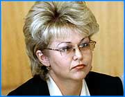 ></p><p class=c_tn>В регионе может быть введено внешнее управление, если губернатор не станет работать со льготниками. После речи Президента сделать это будет легко. Такое мнение высказала депутат Государственной Думы Татьяна Яковлева в ходе пресс-конференции для ивановских средств массовой информации 14 сентября. Правительство правильно делает, что заменяет льготы денежными компенсациями, - заявила прессе Татьяна Яковлева. Федеральные льготники отныне будут получать такие блага, которых не получали никогда. А тех, чьи льготы оплачивали регионы, например, ветеранов труда, тоже не бросят на произвол судьбы. Потому что губернаторам будет предложен выбор - сохранить для своего населения льготы, заменять их деньгами или отдать все положенные на это деньги Москве, и федеральный центр сам будет решать проблемы.  </p><p class=c_tn>«Прописан механизм введения внешнего управления. Т.е федеральный центр расходы в этом отношении берет на себя и решает вопрос дальше. Но в связи с вчерашним выступлением президента, где он говорит о том, что будут  губернаторы назначаться, этот вопрос еще легче решается», - считает Татьяна Яковлева.</p><p class=c_tn>Льготы на проезд заменят проездными. Они будут стоить по пятьдесят рублей на месяц, независимо от региона. Министерство транспорта предположительно само будет заключать договоры с местными перевозчиками. Перевозчикам, которые на пятьдесят рублей не согласны, напомнят о передовом белгородском опыте. </p><p class=c_tn>«Белгородский губернатор  Евгений Степанович - он настолько хозяин... Там вменено бизнесменам в обязанность ежегодно, два раза  в год, на 2-3 тысячи дарить книг школьным библиотекам. Что такое для бизнесмена 2-3 тысячи? Попробуй, не купи! И очень многое так решается», - рассказывает Татьяна Яковлева.</p><p class=c_tn>От силовых приемов  управления депутат от Единой России не отказывается и в медицинской сфере. Медицинские полисы привязаны к милицейской прописке, которой в большинстве стран нет. Нет прописки - нет полиса: «Если у вас нет прописки в Ивановской области, вы прописаны во Владимирской, - значит, будет платить Владимирская, хотя вы живете в Ивановской  области, без прописки. Если у вас вообще нет прописки, значит, прошу прощения, бомж». </p><p class=c_av>Василий Когаловский</p>
	
		<div class=
