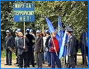 ></p><p class=c_tn> ЛДПРовцы вывели около ста человек на массовую акцию в центре города. Организаторы заявили, что проводят ее по случаю так называемого дня мира. Борьба за мир задержала движение общественного транспорта. Либерал-демократы собрались у здания Ивэнерго. Ни горячей воды, ни снижения тарифов они не требовали. Борьба с терроризмом не требует бытовых удобств. Чтобы это почувствовали окружающие, устроители остановились посреди проезжей части, чтобы дать интервью. Водители терпели молча. Так  лозунг Залог мира - сильная власть был сразу реализован с помощью ГАИ. Либерал-демократы не удовлетворились и пошли дальше. Пассажиры на остановках ждали транспорта, но увидели пешую процессию.  Барабанщики ударяли по терроризму, не жалея инструментов. </p><p class=c_tn>По словам организаторов, они борются не только с террористами, но и с равнодушием окружающих. Даже свадебная процессия была встречена бодрым антитеррористическим маршем.</p><p class=c_tn>«И когда все в едином порыве встанут и скажут нет террору, у них питательной среды не будет, земля будет гореть под их ногами», - декларировал депутат Государственной Думы Сергей Сироткин.</p><p class=c_tn>Потому что в плотной толпе митингующих бандитам места уже не найдется. Либеральная партия встанет у них на пути. </p><p class=c_tn>Между тем, прохожие живо обсуждали идущих мимо, но не присоединялись к ним. И рассуждали о методах борьбы за мир во всем мире.  </p><p class=c_tn>На протяжении всего шествия ни один террорист так и не рискнул появиться перед процессией. </p><p class=c_av>Василий Когаловский</p>
	
		<div class=