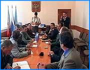 ></p><p class=c_tn>Немецкие полицейские обмениваются опытом работы с ивановскими милиционерами. В понедельник вечером в губернию с официальным визитом приехали сотрудники правоохранительных органов из Ганновера. Это уже не первая подобная встреча, а потому некоторые наработки коллег из Германии ивановские милиционеры уже применяют на практике. </p><p class=c_tn>Тесные отношения между ивановской милицией и полицией Ганновера сложились около десяти лет назад. За это время взаимные визиты стали уже традицией. Символ сотрудничества -  так называемая «эстафетная палочка». Ее еще в начале девяностых привезла с собой первая делегация из Ганновера. На протяжении этих лет, палочка путешествует из Иванова в Германию и обратно. Сегодня она вновь вернулась в Иваново, как приглашение посетить город-побратим еще раз. Выяснилось, что в работе коллег из разных стран много общего. Даже раскрываемость преступлений, несмотря на тридцатикратную разницу в зарплатах, примерно одинаковая. И колеблется в районе пятидесяти процентов. Некоторые наработки ганноверцев, которые наши милиционеры почерпнули из поездок за границу, уже успешно применяются на практике. </p><p class=c_tn> «Я сейчас практикую такие вопросы, когда милицию не заметно, она переодета в гражданское. И это дает более эффективный результат в работу.  И потом, это одна из возможностей наших сотрудников, учитывая материальное положение наших сотрудников, побывать там. Потому что принимающая сторона, все вопросы, связанные с финансированием берет на себя», - сообщил начальник  УВД Ивановской области Александр Забегалов.</p><p class=c_tn>В Ганновере, по словам гостей, также как и в Иванове, среди преступлений преобладают кражи. Причем  среди воров с каждым годом все больше молодых людей. Подростковая преступность в Ганновере в два раза выше, чем в Иванове. Как выяснилось, милиционерам и в техническом плане есть, чем похвалиться.</p><p class=c_tn> «Я очень заинтересован тем, что связано с использованием криминалистической техники, методах ведения следственной работы, которая существует в Иванове, - говорит старший криминальный советник, руководитель специальной криминальной инспекции № 1 Райнхарт Циховский, - Насколько я слышал, у вас тут есть великолепная автоматизированная система определения по отпечаткам пальцев. Такой системы мы в Германии не знаем». </p><p class=c_tn>После встречи в кабинете - возложение цветов к памятнику погибшим при исполнении служебных обязанностей. Гости в очередной раз обращают внимание на прессу. Говорят, что в Ганновере со средствами массовой информации они в дружеских отношениях, что, шутя, советуют и нашим милиционерам.  </p><p class=c_tn> «Раньше полиция работала, как бы, практически на себя. Десять - пятнадцать лет мы открыли двери для прессы. И теперь они с нами сотрудничают как коллеги. Мы, собственно, не считаем, что должны что-то прятать от средств массовой информации. Во многих случаях пресса бывает права в своей критике», - сообщил заместитель полицайпрезидента, директор полиции Альфред Зетбер.</p><p class=c_tn>Визит продлится неделю. За это время делегация планирует посетить разные города губернии, а также Владимир и Суздаль. Есть среди пунктов программы и увеселительные прогулки. </p><p class=c_tn></p><p class=c_av>Олеся Чирко</p>
	
		<div class=