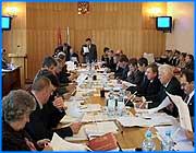 ></p><p class=c_tn>Призыв Павла Конькова к сотрудничеству между депутатскими группами и разными ветвями власти обернулся новым витком противостояния законодателей с администрацией области. Они преодолели  губернаторское вето на принятый ранее закон. </p><p class=c_tn>Депутаты преодолели вето - на закон «О муниципальных районах и городских округах». Новая схема нарезки области на новые единицы местного самоуправления оказалась столь сложной, что в ней не разобралась и сама власть. Губернатор отклонил закон, принятый законодателями, внес свой. В среду он согласился оставить депутатский вариант. Весь вечер консультировался с московскими управленцами и 23 сентября решил все-таки настаивать на своем варианте. Депутаты с ним не согласны.</p><p class=c_tn>«Я вас прошу - закон уже сто раз рассматривали - пойти на преодоление вето и принять закон повторно сегодня», - предложил депутат Законодательного Собрания Евгений Сысоев. </p><p class=c_tn>Спор о недоступных для понимания районах и округах - это, как утверждает губернатор, дискуссия о больницах и школах. По его словам, депутатский вариант - это сокращение врачей и медперсонала в районных больницах, это ликвидация сельских администраций, а значит поход за каждой справкой в райцентр.</p><p class=c_tn>«Учитывая, что городской округ - мы консультировались  вчера в земельной кадастровой палате в Москве - нормы платы за землю возрастут резко. И для колхозов, и для населения», - сказал губернатор Владимир Тихонов.</p><p class=c_tn>«Говорить о том, что там будет разная цена земли и разные нормативы оказания медицинской помощи и образовательных услуг совершенно некорректно. Нужно исходить из общих принципов местного самоуправления. А оно ставит знак равенства в данном случае», - возразила депутат Елена Григорьева. </p><p class=c_tn>То есть проблемы вроде бы нет. Тогда ее находит депутат Вальков. По его словам,  депутатский законопроект ущемляет права населения, ухудшает возможности самоуправления и не  соответствует целому ряду федеральных законов и кодексов. Председатель Павел Коньков предлагает - вето преодолеть, свой собственный закон принять снова, а губернаторский взять на рассмотрение. Если будет лучше - можно будет заменить один закон другим. Но не иметь сейчас ничего нельзя - если сроки будут упущены, Москва сама перекроит область, как ей вздумается. Подавляющим большинством голосов прошел именно такой вариант. </p><p class=c_tn>«Ясно, что прокуратура будет его опротестовывать, прокурор об этом уже сказал, - сообщил депутат Сергей Вальков, - Если мы будем принимать законы, противоречащие федеральному законодательству и настаивать на них, в федеральном законодательстве есть норма, что по суду наше Законодательное Собрание может быть просто распущено». </p><p class=c_tn>Впрочем, скорее всего ветви власти еще найдут общий язык. </p><p class=c_av>Василий Когаловский</p>
	
		<div class=