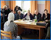></p><p class=c_tn>Помилования добиваются все меньше ивановских заключенных. Больше шансов освободиться условно-досрочно - через судебные инстанции. К такому выводу пришла комиссия по помилованию на очередной встрече с осужденными в ивановской женской колонии. </p><p class=c_tn>На встречу с членами комиссии пришли шесть женщин. Все больше за консультациями. Спрашивают, как можно оформить прошение, есть ли шанс получить положительный ответ, сначала от губернатора, а потом и от Президента. У многих из этих женщин дома остались малолетние дети, а это одна из самых веских причин, которую комиссия советует указывать в прошении. Но вера осужденных в действенность таких обращений падает. За три года работы комиссия и губернатор рассмотрели около двухсот ходатайств. Пятнадцать из них дошли до федерального уровня. Президент помиловал лишь трех. </p><p class=c_tn> «На мой взгляд - председателя и членов комиссии - можно было рассмотреть по всем пятнадцати. Я считаю, что в этом году идет спад ходатайств только по этой причине. Что путь освобождения по линии условно - досрочной, через суды, он более предпочтителен. До тысячи человек в прошлом году были условно-досрочно освобождены», - поделился своими мыслями председатель комиссии по помилованию Анатолий Шупилко.</p><p class=c_tn>Татьяна Волошко в заключении чуть больше трех с половиной лет. В октябре она собирается подать прошение. Говорит, шансы, что ее помилуют, невелики, но такую возможность упускать нельзя. Ведь дома ее ждет четырнадцатилетняя дочь Карина. </p><p class=c_tn> «Очень хочется, чтобы меня кто-то услышал, и простили хотя бы один раз, и дали шанс к новой жизни. Я - здоровый человек, имеющий возможность трудиться, обеспечивать семью. Давать ребенку то, что должна давать мать. А в этот момент я нахожусь здесь и могу только переживать и болеть сердцем» - говорит она.</p><p class=c_tn>История Татьяны типична для большинства осужденных женщин. Многих там, на воле, ждут дети. А потому заключенные готовы обращаться в любые инстанции, ждать долгие месяцы, только бы вернуться домой.</p><p class=c_av>Олеся Чирко</p>
	
		<div class=