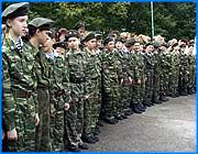 ></p><p class=c_tn>Дети под российским флагом. Кадеты генерал-фельдмаршала графа Шереметева Кадетского корпуса принимали присягу у мемориала «Красная Талка» в парке имени 1905 года. Семьдесят пять юных ивановцев дали торжественное обещание «верой и правдой» служить России. </p><p class=c_tn>Кадет - это звучит гордо. Семьдесят пять ивановских школьников в возрасте от девяти до шестнадцати лет стали полноправными обладателями этого звания. Кадетский корпус уже в шестой раз принимает в свои ряды новичков. Кроме общеобразовательных предметов, ребята изучают военное дело, готовятся к службе в армии. Перед вступлением в Кадетский корпус каждый должен выдержать испытания. В этом строю - те, кто справился. А вот победить волнение удается не всем. </p><p class=c_tn>По-военному строгая дисциплина с первых дней учебы, исполнение приказов и обязательная военная форма не останавливает от вступления в кадетский корпус и девочек. А их родители надеются, что все это поможет детям в будущем.</p><p class=c_tn> «Мне так мама сказала: «Ты можешь поступить отсюдова куда-нибудь и найдешь себе хорошую работу, у тебя будущее будет лучше.  Здесь конечно… здесь, вообще, дисциплина нужна хорошая», - говорит кадет Инна Смирнова.</p><p class=c_tn>Взрослые старались создать детям праздник. Получилось пафосно. Гимн России, множество речей о чести и достоинстве, с которыми кадеты обязаны служить своей стране, пожелания чистого неба и теплого солнца над головой - по традиции. По традиции же - благословение духовенства. </p><p class=c_tn> «Христос не благословил войну и солдат, но солдат - это истинный управитель государства. Истинный не тот, кто правит государством, а тот, кто его охраняет.  Вы именно стали управителями государства», - наставляет юных кадетов настоятель Свято-Успенского храма игумен Гавриил. </p><p class=c_tn></p><p class=c_tn></p><p class=c_av>Марина Четверткова</p>
	
		<div class=