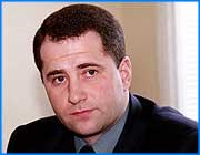 ></p><p class=c_tn>У Владимира Тихонова мало шансов стать губернатором после того, как вступит в силу президентская реформа избирательной системы. Об этом заявил сегодня депутат Госдумы Михаил Бабич. Новый порядок губернаторских выборов стал главной темой пресс-конференции парламентария. Прямые выборы губернаторов, по выражению Бабича, - бардак и вакханалия. Когда новый закон будет доработан и вступит в силу, регионы возглавят фигуры масштабные и действительно надежные. У кого есть шансы быть избранником Президента в Ивановской области - депутат озвучивать не стал. Но сказал, у кого этих шансов нет: «Бабич не пойдет, а Коньков, Смирнов, Тихонов шансов не имеют». </p><p class=c_tn>По словам депутата, укрепление так называемой властной вертикали на новой системе губернаторских выборов скорее всего не закончится. Вероятно, и выборы в Законодательное собрание будут проводить по партийным спискам, как в ближайшем будущем это собираются сделать на уровне федерального парламента.  </p><p class=c_tn>«Мы должны оставить форму прямых выборов только для местного самоуправления. Там, где действительно люди участвуют в управлении. Все», - считает Михаил Бабич. </p><p class=c_tn>Пока же, по мнению Бабича, среди народных избранников порядка нет. По его мнению, это, прежде всего, касается депутатских групп. За все время работы законодатели так и не разработали регламент создания фракций. По словам Михаила Викторовича, до этого додумался только региональный политсовет, который внес в заксобрание свою редакцию документа. Без регламента и возникают такие ситуации, когда образуются две фракции Единой России, как это  произошло в областном парламенте. Причем, одна из них - по мнению Бабича - чистый вымысел депутата Владислава Тихомирова: «Когда у Конькова попросили список - а кто входит во 2-ю фракцию? Он 3 дня мучался и выдавил из себя 4 фамилии. А нам с вами, помните, анонсировали 12 или 15 или даже 18? А всего 4 пока прозвучало. И те взяли и написали сразу заявление о выходе. Вот и все. Дурят нас с вами». </p><p class=c_tn>По неподтвержденной информации Михаилу Бабичу снова предлагают место в структуре исполнительной власти на Северном Кавказе. Отрицать этого депутат не стал, но заявил, что в своем нынешним качестве может принести больше пользы для страны. Пока же проблемами Северного Кавказа Бабич занимается непосредственно с депутатского кресла - он входит в комиссию Госдумы по проблемам этого региона. </p><p class=c_av>Юлия Степина</p>
	
		<div class=