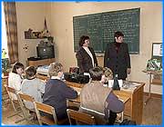 ></p><p class=c_tn>Педагоги и ученики активно готовятся к Дню учителя. Планы праздника разрабатываются, в основном, в детских объединениях и организациях дополнительного образования. Большинство из которых работают на базе городских школ. В некоторых учреждениях подготовка к празднику совпала с предбвыборными баталиями. В тридцать пятой школе ученики готовятся к выборам нового председателя «Парламента» и членов Совета министров. Школьная жизнь здесь организована, как в настоящем государстве. Есть законодательная, исполнительная и судебная власть. Старшие товарищи школьников рассказывают, что в последнее время общественная жизнь в ученическом сообществе бьет ключом. Пришлось даже организовать союз. </p><p class=c_tn> «Союз детских организаций и объединений объединяет сто сорок шесть  организаций, из них есть организации районные, например областная пионерская организация входящая в Союз, это две тысячи сто тридцать шесть участников. Численность очень-очень разная, начиная от шестнадцати человек - организаций при маленьких сельских школах и заканчивая вот пионерией», - говорит Председатель ивановской областного  «Союза детских организаций и объединений» Светлана Баженова.  </p><p class=c_tn>К предстоящему  Дню Учителя готовятся и в шестьдесят седьмом лицее. Организация праздника  - на ученическом самоуправлении, в котором царит полная демократия. В работе принимают участие все желающие, с первого по одиннадцатый класс.</p><p class=c_tn>«Сейчас группа оформителей рисует открытки своим любимым учителям на День Учителя. Они очень стараются. И поскорее хотят, чтобы наступил День Учителя,  чтобы поздравить любимых педагогов», - открывает планы праздника ученица школы Даша Бабак.</p><p class=c_tn>Учащиеся начальной школы входят в организацию «Родничок». Во всех классах созданы Активы. Они состоят из пяти человек, каждый из которых возглавляет свой сектор.  Дети имеют возможность участвовать в планировании предстоящих дел, вносить свои коррективы и предложения. Ученики наравне со взрослыми решают важные школьные проблемы. Учащиеся среднего звена входят в «Бригантину Удачи». Ребята здесь уже постарше и дела у них посерьёзнее. Команда милосердия посещает детский дом № 2, дарит игрушки. Ветеранская команда помогает пожилым людям. </p><p class=c_tn>«Ребята из этой команды, вот как они сами мне сегодня сказали, очень рады, что они будут помогать ветеранам не оказаться в одиночестве, а оказаться среди ребят, которые их любят, уважают и помнят об их подвигах и заслугах», - рассказывает победитель конкурса «Учитель года» в 2004 году Анна Шеронова.</p><p class=c_tn>Старшеклассники возглавляют Лицейскую Инициативную Команду – ЛИК.  Они отвечают за организацию и проведение последнего звонка, новогоднего вечера и  других школьных мероприятий. В этом году на праздник Учителя ликовцы планируют  устроить своим преподавателям день отдыха.</p><p class=c_tn>«Восьмого октября будет проходить День самоуправления, когда дети будут замещать учителей. В этот день так же будут ставиться оценки, но выставляться потом в журнал по усмотрению учителя. В этот день учителя будут полностью избавлены от работы», - рассказывает председатель лицейского самоуправления Никита Ефимов.</p><p class=c_tn>Ребята выберут из своего числа директора, завучей, преподавателей. Учителя же в это время планируют отметить профессиональный праздник  чаем с конфетами. </p><p class=c_tn></p><p class=c_tn></p><p class=c_tn></p><p class=c_av>Евгения Дмитриева</p>
	
		<div class=