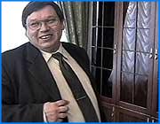 ></p><p class=c_tn></p><p class=c_tn>Спикер областного парламента Павел Коньков не намерен подчиняться решению президиума регионального политсовета Единой России, и вступать в депутатскую группу ЕР. 4 октября этот орган рекомендовал партийцам исключить Конькова. Вопрос будет решен 7 октября, на заседании  всего политсовета партии.  Кроме того, там рассмотрят рекомендацию вывести из состава политсовета еще одного депутата ЗС - Андрея Кабанова, председателя комитета по экономике. </p><p class=c_tn>Многие с иронией относятся к политическим баталиям такого масштаба - мол, мышиная возня и буря в стакане воды. Сами участники местечковых политразборок усматривают в этих событиях серьезные последствия. </p><p class=c_tn>Хотя решение по вопросу Конькова и Кабанова еще не принято, последствия уже наступили. Спикер и депутаты, вовлеченные в партийные склоки, не могут нормально работать на основном своем поле - законотворческом. А сейчас разработки и рассмотрения требует немало проектов, от которых зависит жизнь губернии. Сам Павел Коньков признается: из-за этого ситуация его буквально злит и бесит. Кроме того, раздражает не только ЧТО, но и КАК делает руководство местных единороссов. А именно, как проходила вчерашняя встреча президиума политсовета, на котором было решено двигать Конькова к выходу. </p><p class=c_tn>«Нарвался на беспардонное, другого слова подобрать не могу, нарушение процедуры. Член исполкома меня официально пригласил на заседание в 17:00, также были приглашены на заседание члены президиума политсовета Кабанов и Шутова. Но, придя туда, я получил информацию, что президиум в количестве 5 человек собрался в 4 часа, и все решения принял в мое отсутствие», - говорит председатель ЗС области Павел Коньков.</p><p class=c_tn>Официальную мотивировку возможного исключения огласил на прошлой неделе главный единоросс области, он же мэр Кинешмы, Андрей Назаров.  Коньков обвиняется в нарушении Устава партии. Конкретно - в нежелании вступать в парламентскую группу Единой России. Спикер считает, что наличие двух фракций приведет к хроническим раздорам в ЗС. С ним согласно и большинство фракционеров, о чем в политсовет было направлено соответствующее письмо. Павел Коньков видит в попытке избавиться от неугодного и другие причины, к которым общепартийные дела отношения не имеют. </p><p class=c_tn>«В данном случае речь идет об узкой группе людей, которые на сегодняшний день стоят у руководства. Сегодня, по видимому, не устраивает позиция Законодательного Собрания по целому ряду частных, интересующих их вопросов. Ну, допускаю, что это бюджет Кинешмы, что это бюджет «Автодора». Возможно, есть и другие вопросы в этом плане», - считает Павел Коньков.</p><p class=c_tn>Идти на поводу у узкого круга людей Павел Коньков не намерен, и седьмого числа прибудет на заседание политсовета, если, конечно, его опять не обманут по времени. Надежда на то, что большинство политсовета проголосует против исключения, у него пока есть. Можно предположить, что если Конькова исключат, то Единая Россия просто потеряет поддержку в Законодательном Собрании. Спикер уверенно говорит, что на его стороне - большинство членов областного парламента. </p><p class=c_av>Сергей Хохлов</p>
	
		<div class=