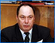></p><p class=c_tn>Свою позицию по вопросу о начале отопительного сезона высказал во вторник  глава ОАО «Ивэнерго» Вячеслав Смирнов. По его мнению, пуск тепла зависит только от городских властей и руководства «Ивгортеплоэнерго», которое подписывать новый договор на поставку энергии не спешит. </p><p class=c_tn>Долги муниципалов перед «Ивэнерго» на сегодняшний день погашены полностью. Но предоплата за октябрь внесена только на треть. Правда, это не единственная причина, по которой начало отопительного сезона затягивается. 30 сентября Смирнов  в одностороннем порядке расторг договор с «Ивгортеплоэнерго». Муниципалы выступили с новыми предложениями, однако они у главы компании одобрения не нашли.   </p><p class=c_tn> «Там пытаются изменить систему оплаты - главное замечание к тому договору. Платить нам по истечении срока. С чем мы категорически не согласны. И эти условия для нас абсолютно не приемлемы. Пока не будет решен вопрос оплаты - начинать отопительные сезон мы не будем», - пояснил Вячеслав Смирнов.</p><p class=c_tn>В ходе разговора затронули и вопрос высоких тарифов за отопление. По словам Вячеслава Смирнова, такие расценки на коммунальные блага не обоснованы. В них заложены потери тепловой энергии на тепловых сетях и некие выпадающие доходы.</p><p class=c_tn> «Что это за доходы выпали, какие доходы - расшифровки нет. Просто 114 миллионов рублей подвели под статью выпадающие доходы. И заставили горожан платить. Некоторые наши Главы прикрываются жителями, считая что нам можно не платить вовремя и столько, сколько нужно. Вот истинные террористы», - считает глава «Ивэнерго».</p><p class=c_tn>По словам Вячеслава Смирнова, мэр Иванова заверил, что уже в ближайшие дни оставшаяся часть предоплаты будет внесена, и дал распоряжение директору «Ивгортеплоэнерго» подписать договор с энергетиками. Но Сергей Саванов уверен, что старый договор был расторгнут незаконно. Поэтому, как решится вопрос с подписанием нового документа, пока не известно.</p><p class=c_tn> «Господин Грошев отдал приказание Саванову подписать сегодня договор. Но не знаю, для меня Чубайс - закон. Он сказал бы - я сделал. Будет ли для Саванова законом слова Грошева, мне трудно сказать», - сказал Вячеслав Смирнов.</p><p class=c_tn>В случае, если договор не заключат полюбовно, вопрос будет решаться в суде. Этот процесс займет не меньше трех месяцев. </p><p class=c_av>Олеся Чирко</p>
	
		<div class=