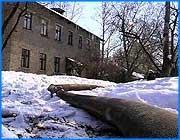 ></p><p class=c_tn>Чтобы зимой ивановцам было тепло, часть города надо отдать в залог. Выражаясь иначе, продать за бесценок. К такому решению пришла ивановская городская Дума на внеочередном заседании 5 октября. Оно было посвящено зиме, кредитам на отопление и залогу недвижимости под эти кредиты. В этом году никто не скажет, что зима снова пришла вдруг, а руководство города к ней не подготовилось. Наоборот, горожан уже предупреждают - нормального отопительного сезона может не быть, ограничения и отключения весьма вероятны. Обогреватели в квартирах будут работать на полную мощность.  Чтобы начать отопительный сезон, нужно еще пятнадцать миллионов. Их нет. Придется брать кредиты под залог недвижимости. Часть залога - объекты муниципального предприятия Гортеплоэнерго. Плюс три гостиницы - Советская, Иваново и Центральная. Плюс еще несколько зданий и помещений - итого тридцать семь миллионов. </p><p class=c_tn>«На сегодняшний день на разрыве 127 млн. Рублей. Это та сумма, которая не покрывается. Она продиктована теми авансовыми платежами, которые я должен внести в октябре за октябрь и первый авансовый платеж за ноябрь. В результате, по большому счету порядка 200-250 млн. рублей может оказаться на разрыве до нового года», - говорит директор МУП Гортеплоэнерго Сергей Саванов.</p><p class=c_tn>Депутаты тут же подсчитали - расплатиться по кредитам город не сможет. Значит, большую часть заложенного кредиторы распродадут. И городу это будет очень невыгодно. </p><p class=c_tn>«27% - все имущество уходит. 27% - одна треть стоимости. Т.е. если мы сегодня  продаем, получаем сто процентов. Если отдаем в залог и не отдаем эти деньги, получаем только одну треть. Очень выгодная схема. Если говорить честно, залог - это скрытая приватизация», - считает  депутат городской Думы Игорь Волков.</p><p class=c_tn>«Если даже мы продадим легитимно эти объекты на аукционе, мы надумаемся, как эти деньги ему отдать. Механизмов очень мало. А этот способ - если сегодня мы охраняем эти провалившиеся здания, несем затраты из бюджета...», - говорит заместитель главы города Игорь Старкин.</p><p class=c_tn>Часть недвижимости, заложенной год назад, ушла тем же путем, - способом, по выражению  руководителей мэрии, дешевым и быстрым. Город просто не вернул кредиты. </p><p class=c_tn>«Это было изначально такое намерение у всех», - считает заместитель главы города Александр Осипов.</p><p class=c_tn>Депутаты, которые тогда ничего подобного в виду не имели, заявили, что власть должна быть моральной и говорить правду. Но это, - объясняют чиновники,- и есть она, сермяжная. И уже ищут, что еще в городе можно по дешевке отдать в частные руки, чтобы зимой не замерзнуть. </p><p class=c_tn>В результате принятого Думой решения, может остаться без помещения еврейская община Иванова. Сейчас она арендует его у города, срок арендного договора - пять лет. Национальное сообщество вложило в ремонт общинного дома значительные средства. Однако уже через полгода он окажется в руках  банка-кредитора.</p><p class=c_av>Василий Когаловский</p>
	
		<div class=