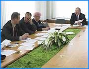 ></p><p class=c_tn>Депутаты городской Думы собираются преодолеть сразу два вето, которые  наложил на их решения мэр Александр Грошев.  Думцы намерены ввести в действие поправки к Уставу города, с которыми  не согласился Глава города. Эти поправки отберут у мэра приоритет в решении главных вопросов жизни города и отдадут его все той же Думе. </p><p class=c_tn>Сложнее было договориться о  возврате долгов учителям по книгоиздательской продукции. Некоторые народные избранники засомневались: «А надо ли это вето преодолевать?» Ведь документы по несостоявшимся выплатам девяностых годов утрачены. Возвращение педагогам денег стало, как считают эти депутаты,  уже не законными, а добровольными выплатами. На них дотационный регион права не имеет. Именно об этом давно  говорят чиновники.</p><p class=c_tn> «И мы понесем двойные потери. Кроме того, что мы будем из расходной части эти средства выплачивать, плюс еще область имеет право  нас наказать точно на ту же сумму, уменьшив безвозмездное перечисление из областного бюджета», - заметил заместитель главы города Игорь Старкин. </p><p class=c_tn>Депутаты даже не заметили, что сумма выплат таинственным образом уменьшилась. Со ста с лишним миллионов, о которых говорили на пленарном заседании до восьмидесяти пяти. Ольга Белолапова  предложила вето не преодолевать, а заложить выплаты в бюджет будущего года. Окончательно это решит полный состав Думы. А тут  пенсионеры подали прошение снова ввести для них бесплатный проезд. Тот  же аргумент - это выплаты добровольные. А потому для города вдвойне накладные. «Пусть комитет по социальной политике  думает, что делать, - решили депутаты комитета по законности, - это их работа». Пенсионеров много, а перевозчиков мало. Умирающий ПАП-1 попросил денег. Тут же их попросила и ассоциация перевозчиков «Экспресс-сервис», - на покрытие убытков по перевозке льготников. Ассоциация возит их по всем маршрутам вместо автобусного предприятия. </p><p class=c_tn> «На сегодняшний день мы с вами видим, что они совсем прекратили перевозку. Деньги же - компенсацию  расходов на перевозку льготных категорий пассажиров они получили уже до конца года. Парадоксальная ситуация - деньги они уже получили и израсходовали. Остановились. За них продолжают другие перевозчики, не получая за это ни копейки. Сейчас они выгнали своих водителей на линию, дали им автобусы в аренду. Они никому льготы не предоставляют», - развил тему исполнительный директор ассоциации «Экспресс-сервис» Сергей Хватов</p><p class=c_tn>Начальник над всеми городскими финансами погасить долг города перед ассоциацией обязался до конца года. Что же касается ПАТП-1, есть три пути. Первый - банкротство и возвращение Иванову десяти автобусов, которые принадлежат городу. Второй - забрать предприятие в городскую собственность, сменить руководство и попытаться поднять на ноги. Третий - тоже поднять, но уже с помощью немецких партнеров. Они, оказывается, в этом заинтересованы. Вкладывать деньги в то, что есть, бессмысленно. И депутаты загорелись идеей создать в городе свой, муниципальный автобусный парк.</p><p class=c_tn></p><p class=c_av>Василий Когаловский</p>
	
		<div class=