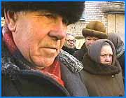 ></p><p class=c_tn>Проблемы с теплом приходят в наш город вместе с отопительным сезоном. На автоответчик областного правительства очень часто звонят ивановцы с просьбой помочь с отоплением. Звонки идут с улицы Ташкентской, Велижской, проспекта Ленина, Фридриха Энгельса, Соснева, Балино, Хуторова. Сегодня жители, чьи дома находятся на улицах Боевиков, Гагарина и Тимирязева собрались все вместе чтобы привлечь внимание к своей проблеме. Полтора месяца назад в Иванове начался отопительный сезон. Худо-бедно, но живительное тепло сейчас поступает в большинство домов города. Только вот не повезло некоторым жителям Хуторова. 7 домов, более 400 квартир, несколько тысяч человек до сих пор без отопления и уже без надежды на лучшее. В угловых комнатах 4 градуса тепла, в остальных  9 - 11. Посещал промерзших жителей главный инженер «Гортеплоэнерго», обещал подключить через два дня, но с тех пор прошла уже неделя. Вчера приходил и начальник ЖРУ №2, к которому относятся многострадальные дома, он сообщил, что на отопительной ветке находятся 17 домов, вместо положенных 7, отсюда и холод в квартирах. Вчера отопление все-таки дали, на несколько часов. Но сегодня батареи опять холодные. Такая ситуация наблюдается каждую зиму на протяжении четырех лет. А неподалеку из теплового узла идет пар, обогревая улицу, а не дома. Вот и гуляют жители на свежем воздухе, предпочитая мороз на улице морозу в квартирах, а заодно разрабатывают  крайние меры - пикетирование избирательных участков и препятствие голосованию на ближайших выборах.</p><p class=c_tn></p><p class=c_tn></p><p class=c_tn></p><p class=c_tn></p><p class=c_tn></p><p class=c_tn></p>
	
		<div class=