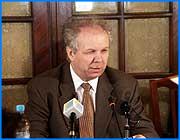 ></p><p class=c_tn>В областной администрации 13 октября обсуждали изменения в выборном законодательстве. Пожалуй, впервые за последнее время число собравшихся было столь велико. Чиновники, представители политических партий, общественных и национальных объединений. Интерес к встрече вполне объясним - нововведения по сути меняют политическое устройство государства. Первым слово взял губернатор. Наиболее актуальная, по крайней мере для него, тема  - поправки , касающиеся назначений губернаторов. Владимир Тихонов за смешанную систему выборов. Он за укрепление вертикали власти. Но, по его мнению, предлагаемая вертикаль, конечно, вертикаль, да не та. Глава области чертит в воздухе сложные геометрические фигуры: «Если говорить об укреплении вертикали власти, то эта вертикаль должна быть однозначно вертикалью, а не заканчиваться губернатором. То есть Президент - губернатор и на этом вертикаль заканчивается».</p><p class=c_tn>Расчет вполне понятный: если отступать, то с боем. Губернаторам должны дать полную власть над регионами. И потом, добавляет Тихонов, Президент не может знать лично столько кандидатур. Значит тот, кто будет их рекомендовать главе государства, становится потенциальным коррупционером. И это тоже козырь в предстоящих баталиях. Но еще большая опасность кроется в некоторых других изменениях выборного законодательства, - считает губернатор. После того, как местные парламенты откажут людям Президента в царствии земном, то депутатов могут попросту распустить. А это -  угроза конституционному устройству государства. В воздухе повис кем-то брошенный экспромт: конституция, она, как строгая вдова, все хотят, но кто решится первый.  </p><p class=c_tn>«То, что после второго неподтверждения ЗС могут распустить , это по сути нарушает деление государства на ветви власти, по существу равнозначные, и вся власть передается в руки центральной федеральной власти», - говорит Владимир Тихонов.</p><p class=c_tn>Апокалипсиса в политической жизни страны не будет, - уверен представитель облизбиркома Виктор Смирнов. У разработчиков изменений в выборном законодательстве, касающихся политической системы государства, - только благие намерения. И рассказывает о множестве новаций. Все они, по сути, сводятся к тому, что власть узурпируется за кремлевскими стенами, а голос народа становится все глуше. Тем не менее, вопрос это уже решенный, - уверен Смирнов: «20 октября состоятся парламентские слушания, где обсудят весь комплекс поправок, внесенных в законодательство, и чтобы внести пакетом единым их на рассмотрение Президента. И принять их должны до  1 мая 2004 года». </p><p class=c_tn>В дополнение представитель избиркома напоминает, что Конституция позволяет Президенту распустить Госдуму. Впрочем, зная нынешний состав  Думы и ее отношение к Президенту, собравшиеся попросту промолчали и благополучно разошлись.  </p><p class=c_tn></p><p class=c_tn></p><p class=c_tn></p><p class=c_tn></p><p class=c_av>Андрей Кузьмичев</p>
	
		<div class=