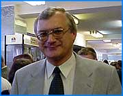 ></p><p class=c_tn>Спикера областного Законодательного собрания хотят заменить. Региональный политсовет Единой России предложил занять это место Александру Фомину - руководителю депутатской группы ЕР. Об этом шла речь на пресс-конференции депутата. От заманчивого предложения стать спикером Александр Германович отказался. По его словам, все останутся на своих местах. По крайней мере, в ближайшее время: «Я вообще категорически против и своих товарищей по партии я об этом поставил в известность. Я не могу сказать, что таких планов не было, но это были не мои планы, и то, что я сказал - в них участвовать не буду - это было».</p><p class=c_tn>А пока Фомин - простой руководитель депутатской группы Единая Россия. И когда-то сменить на этом месте Владислава Тихомирова он тоже не хотел. Но партия решила иначе. По словам Александра Германовича, никакого злого умысла в этом не было. От бывшего лидера депутатов-единороссов требовалось всего лишь привести в порядок документы. </p><p class=c_tn> «Стояла маленькая задача - привести положение фракции Единой России в соответствие с требованиями  партии. Для этого надо было принять положение, разработанное генсоветом», - говорит Александр Фомин.</p><p class=c_tn>Теперь, по словам Фомина, в законодательном собрании есть только одна Единая Россия - под его руководством. Как заявил Александр Германович, эта группа - вполне реальное объединение. Вступить в новую фракцию уже выразили желание девять депутатов. И одно из главных условий членства в группе - не быть двоеженцем - то есть не состоять во фракции Тихомирова: «У меня не было бы никаких возражений, если бы депутаты, входящие в депутатскую группу Единая Россия входили еще в какие-то партии, если бы не устраивали цирк с наименованиями. Ну, давайте я назовусь Мельниковым - буду бегать по городу, кричать: «Я Мельников», и бить всем по голове».   </p><p class=c_tn>Но все эти партийные разногласия, подчеркнул Фомин - на работе законодательного собрания никак не отразятся. Простой избиратель не пострадает. И последнее пленарное заседание это показало - вето губернатора разобщенные депутаты преодолеть могут.  </p><p class=c_av>Юлия Степина</p>
	
		<div class=
