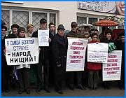 ></p><p class=c_tn>В Иванове и других городах области прошла акция протеста работников бюджетной сферы - в рамках Всероссийской акции. Депутаты Бабич и Сироткин оставили без внимания требования ивановских профсоюзных организаций. Их доверенные лица так и не вышли к пикетчикам, которые утром отправились к офисам всех трех народных избранников. Власти определили квоту - не более пятидесяти пикетчиков на каждого депутата. У здания, где расположены офисы Сироткина и Яковлевой, собрались медики. Шаг объяснимый - у самих профсоюзов нет доступа к высшим властным эшелонам и чаще всего их не допускают даже на порог министерских кабинетов. Депутаты, между тем,  прямо влияют на продвижение важнейших правовых инициатив и они же ответственны за все сомнительные законопроекты, вроде монетизации льгот. </p><p class=c_tn>«Сегодня принимается бюджет во втором чтении. Сейчас они голосуют. Сколько они заложат в бюджет? Например, меня возмущает, что дотационным регионам, имея профицит в пятьсот миллиардов рублей, федеральный бюджет закладывает семь миллиардов - на всех на нас. Это недопустимо. Нашей бедной Ивановской области сколько достанется – копейки», - говорит председатель областной организации профсоюзов работников здравоохранения Галина Вацуро.</p><p class=c_tn>Увидеть доверенных лиц Бабича и Сироткина пикетчикам не удалось. С Яковлевой состоялся разговор по мобильному телефону. Позицию профсоюзов она поддержала. Пока это всего лишь эмоциональное соучастие, не более. Главное требование пикетчиков - увеличить заработную плату бюджетникам на пятьдесят процентов уже в этом году. Сначала планировалась пятидневная забастовка, но после того, как правительство пошло на переговоры, ее решили провести в один прием. Профсоюзные лидеры, впрочем,  говорят о возможности новых действий - если требования не будут услышаны.</p><p class=c_tn>«Сейчас у нас с очень интересной инициативой выступили вичугские учителя, они собирают у себя квитки по заработной плате учителей и собираются отправить их президенту. Я думаю, эту акцию поддержат и другие работники бюджетной отрасли, во всяком случае, в нашей отрасли - образования - это непременно состоится», - выступила с предложением председатель областной организации профсоюза работников образования и науки Надежда Москалева.</p><p class=c_tn>Профсоюзы упирают на то, что им пока еще удается сохранять стабильность во взаимоотношениях власти и населения, придать протесту законные формы. Но градус народного недовольства слишком высок и эти люди не  исключают вероятности прямого социального бунта. </p><p class=c_tn></p><p class=c_av>Дмитрий Попов</p>
	
		<div class=