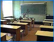 ></p><p class=c_tn>По информации пресс-центра профобъединения в забастовке только в Иванове приняли участие сорок пять учреждений образования. Акция прошла спокойно, без эксцессов. По школам в течение дня ездили представители областного управления образования  и контролировали процесс. </p><p class=c_tn>День без знаний в пятьдесят третьей ивановской школе. </p><p class=c_tn>Забастовка - во многих отношениях дело полезное. Техничка тетя Галя использует перерыв в занятиях для генеральной уборки в классах. Никто не мешает. Учителя тоже не тратят времени даром. Во время педагогического тайм аута подводят итоги первой четверти. Решают, что делать с двоечниками и прогульщиками. Кого подтянуть, кого пожурить. О том, что идет акция протеста, не задумываются. Хотя мысли - как выжить, все время сидят в подсознании. Маргарита Синицына учит детей математике. Ее саму эта наука не спасает, когда приходится подсчитывать баланс доходов и расходов. Маргарита одна воспитывает дочь: «Сначала отдать долги, потом расплатиться за квартиру, а что останется - на то и жить. По возможности покупаешь те продукты, на которые хватает денег. А так родители помогают с огорода».</p><p class=c_tn>Этажом выше самодеятельные старшеклассники танцуют и поют, тоже пользуются свободным временем. Говорят, что от всей души сочувствуют  своим учителям: «Учителей-то можно понять, потому что в дни самоуправления мы тоже замещали их и работа у них очень тяжелая. Особенно с младшими классами с такими. Да и старшие тоже не подарок», - поддерживает учителей Семен Максимов. </p><p class=c_tn>Учителя пятьдесят третьей школы говорят, что они-то в конце концов выживут. Но ведь на такие зарплаты не идет смена. Никто из вузовских практикантов давно уже не изъявлял желания остаться. </p><p class=c_tn>«На сегодняшний день коллектив стареет. Средний возраст приближается к 43-м годам», - говорит директор школы Лариса Рудоминская.</p><p class=c_tn> Лариса Константиновна говорит, что с молодыми работать было бы интереснее - у них всегда много новых идей и педагогических порывов. Глядя на молодежь, и ученики начинают стараться. А прилежания сейчас не хватает везде, в том числе и в правительстве, которое загнало бюджетников в угол.  Педагоги пятьдесят третьей школы оценивают работу российского руководства так: «Если очень гуманно подходить к оценке их труда, то, наверное, 3 с вожжами. Не больше». </p><p class=c_av>Сергей Хохлов</p>
	
		<div class=