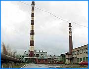 ></p><p class=c_tn></p><p class=c_tn>Полностью прекращена работа на ивановской тепловой блок-станции, которая в последние годы снабжала теплом район улицы Ташкентской. Даже вода из магистральных сетей более не подается на это предприятие. А его работники предупреждены о возможном увольнении. Между тем заинтересованные стороны продолжают спорить о перспективах теплоснабжения южной части Иванова. </p><p class=c_tn>За день до начала отопительного сезона энергетики переключили  движение воды по  сетям так, что блок-станция - ТБС - оказалась выведенной  из схемы теплоснабжения. «Ивэнерго» ввело новые мощности и пообещало снабжать город теплом надежней и дешевле, чем при работающей ТБС. Но коммунальщики высказали опасение, что энергетики  не смогут полностью взять на себя эту нагрузку. Пусть мощностей с избытком - но хватит ли пропускной способности труб? </p><p class=c_tn> «Как только мы начнем работать по температурному графику, исходя из потребностей системы отопления, сразу возникнут проблемы с теплом. Особенно это касается тех потребителей, кто расположен вдоль улицы Ташкентской между  ул. Захарова и Станкостроителей - у этих потребителей будет дефицит тепла», - сообщил директор МП «Ивгортеплоэнерго» Сергей Саванов. </p><p class=c_tn>В «Ивэнерго» заявляют: труба и зимой будет пропускать те же объемы воды, только более горячей. Сейчас жалоб от потребителей нет – якобы, не будет и зимой. </p><p class=c_tn> «И зависеть это будет только от оплаты. Вовремя оплатят - температуру будем держать ту, которую зададут. Понятно, что ТБС хочет отпускать продукцию. Но ту же продукцию хотим отпускать и мы», - пояснил генеральный директор ОАО «Ивэнерго» Вячеслав Смирнов. </p><p class=c_tn>Однако, о новых задвижках и переключениях городские службы узнали лишь накануне подачи тепла. Это вызвало недоумение руководства «Ивгортеплоэнерго». </p><p class=c_tn>«Есть просто общее понятие, что ежели у организации, у диспетчерской службы МП «Ивгортеплоэнерго»,  в оперативном подчинении находятся магистральные сети, то о всех работах, которые на них проводятся, мы должны быть проинформированы», - сказал Сергей Саванов. </p><p class=c_tn> «Аналогичным образом с нами поступили 3 или 4 года назад. Мы подавали тепло в Минеево. А «Гортеплоэнерго» внезапно отключило от нас, не поставив нас в известность. Когда мы включили, оказалось, что участок не наш - переключили на еще одну котельную», - возразил Вячеслав Смирнов. </p><p class=c_tn>Гидравлический режим в тепловых сетях до сих пор не согласован. «Ивэнерго» по своим программам насчитало одни показатели, «Гортеплоэнерго» - другие. И обратилось к третьей организации с ее методикой - что они исчислят. Но тепловой блок-станции это, судя по всему, уже не коснется. </p><p class=c_tn>В свое время ее строили для нужд промышленности. Заводы почти остановились, и недостроенную трассу теплопровода бросили. А станцию временно переключили на обслуживание города. Она отработала всего пятнадцать лет.</p><p class=c_tn>Но сохранится только в том случае, если ее в ожидании экономического чуда кто-нибудь купит. Судя по всему, покупателем окажется не «Ивэнерго», у которого тоже простаивает часть котлов на ТЭЦ. </p><p class=c_av>Василий Когаловский</p>
	
		<div class=