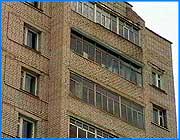 ></p><p class=c_tn></p><p class=c_tn>Кого считать малоимущим - а только они через два года получат право на бесплатное жилье - будут решать местные власти в зависимости от своих бюджетных возможностей. О перспективах жилищно-коммунальной реформы  говорили на специальном совещании с участием московского специалиста. </p><p class=c_tn>Он рассказал, что население заждалось новых квартир, но государство ничего больше строить не будет. А будет развивать ипотечное кредитование и гарантировать людям сохранность вложенных в жилье денег. Выступая в одном из самых бедных регионов страны, московский чиновник без тени смущения заявил: только 10% россиян не в состоянии раскошелиться на новую квартиру или дом. Это малоимущие - им полагается социальное жилье. Все неприватизированное жилье через два года тоже станет социальным.</p><p class=c_tn>«И вы должны будете доказать, что в этом жилье имеете право жить. Именно свое имущественное положение - что у вас нет денег купить новое жилье. Если сказать просто: вы квартирант. Вас пустили пожить, потому что вам негде жить. Вам стало, где жить - вас выселили. И никто, естественно, наследовать права не имеет там», - пояснил начальник отдела  министерства экономического развития РФ Александр Воротников.</p><p class=c_tn>Кого считать малоимущим, решат местные власти. А они не заинтересованы в расходах на социальное жилье. Через год субсидий на жилье не будет. Все жилищные льготы переводятся в денежное выражение. В Тюмени такой эксперимент уже идет. Там перетряхнули списки - и сократили число льготников вдвое, а соответствующие расходы  - на треть. Всех, кто не платит за жилье, будут выселять.</p><p class=c_tn> «Никакого значения не имеет - человек живет в собственной квартире, не в собственной, в муниципальном жилье. Если он не платит за услуги ЖКХ в течение полугода, то совершенно спокойно его можно из этой квартиры по суду выселить», - констатировал Александр Воротников. </p><p class=c_tn>В многоквартирных домах  людям предложат создавать жилищные товарищества для обслуживания лестниц, крыш и коммуникаций. А если не захотят, всю эту инфраструктуру выставят на тендер и продадут. Тогда жильцам придется иметь дело с новыми домохозяевами. Это скажется и на тарифах. Государство больше не собирается содержать дома своих граждан, и, судя по всему,  им придется выбирать между очень плохим и очень дорогим жильем - и такими же услугами. </p><p class=c_av>Василий Когаловский</p>
	
		<div class=
