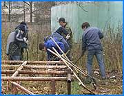 ></p><p class=c_tn></p><p class=c_tn>В Иванове должно быть чисто и зелено. Группа студентов и школьников от общих размышлений перешла к действиям. Около сорока человек в субботу собрались в парке имени Степанова и провели генеральную уборку территории. </p><p class=c_tn>Идея создания клуба юных экологов родилась у студента энергоуниверситета Дениса Колядина.  Но первоначальный замысел был более грандиозным. Вместе со своими бывшими одноклассниками Денис планировал объединить школьников и студентов с целью сохранить леса области.</p><p class=c_tn>«Основная идея состояла в том, чтобы засадить обратно деревьями места, где этот лес вырубается. Сейчас такая проблема довольно остро стоит для Ивановской области, то есть вырубка несанкционированная, их очень много. Соответственно, площадь леса уменьшается с каждым днём и часом, а я считаю, это нужно остановить», - поясняет он.</p><p class=c_tn>Зарегистрировать новое объединение власти обещали весной будущего года. Экологи решили начать работу, не дожидаясь официальной регистрации, - навести порядок в парке Степанова. Администрация Иванова предоставила неугомонным активистам инвентарь и машину. Все уборщики школьного возраста  из двадцать второго лицея. Примечательно, что они предпочли уборку празднованию Дня своего заведения. Некоторые привели с собой родителей и бабушек. Дедушки участвовать в акции не захотели. Совместными усилиями студенты, школьники и взрослые ивановцы очистили от мусора довольно большую территорию от ворот парка до лодочной станции.</p><p class=c_tn> «Наверное, каждый человек, гуляя по лесу, любит наслаждаться природой, а не бутылками, не стекляшками, которые здесь валяются. Ну вот именно поэтому захотелось это всё убрать. Я думаю, что это важнее, чем праздник лицея в школе. В школе, школа - это каждый день учимся, это работа, а отдыхать мы любим в чистоте», - говорит ученица двадцать второй школы Ольга Малярова.</p><p class=c_tn>К своей  работе  активисты клуба собираются привлекать  учащихся и других ивановских школ. В планах юных экологов - наводить порядок и в остальных парках Иванова. </p><p class=c_av>Евгения Дмитриева</p>
	
		<div class=
