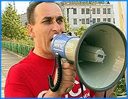 ></p><p class=c_tn>Ивановский поэт-бунтарь Владимир Черкашов снова выступает против. На этот раз в немилость лирика впал председатель областного профобъединения Александр Мирской. Сегодня у Дворца Труда на пр. Ленина Черкашев устроил пикет. Правда, участвовали в нем всего 2 человека. Профсоюзные деятели уверены, что эта акция является давлением на их объединение, правда политическую подоплеку отвергают. </p><p class=c_tn>Призывы с требованием отправить Мирского в отставку периодически в течение 2 часов раздавались у Дворца труда. Черкашова поддержал только один человек, тоже поэт, именующий себя Аркадич. Прохожие не обращали особого внимания на мероприятие. Аркадич раздавал журналистам листки со своими стихами. Строки, видимо, настолько свежие, что декламировать их автор мог только со шпаргалкой:</p><p class=c_tn><i>А Мирского терзают Бесы - </p><p class=c_tn>Он же со властью заодно. </p><p class=c_tn>Простых рабочих интересы</p><p class=c_tn>Уж не волнуют их давно.</p><p class=c_tn>Нет у него о нас заботы</p><p class=c_tn>На этом важном рубеже: </p><p class=c_tn>Его пора уж гнать с работы, </p><p class=c_tn>Как выгоняют нас уже.</i></p><p class=c_tn>Кульминация выступления: Владимир Черкашов демонстративно разорвал почетную грамоту федерации независимых профсоюзов России, подписанную самим Шмаковым. Однако подчеркнул, что выходить из рядов организации не собирается. Просто недоволен ивановским лидером. По словам пикетчиков, Александр Мирской не достоин занимать пост председателя профобъединения, как человек, который использовал деньги общественников на личные цели: ездил за границу, покупал мебель. Против профсоюзного босса возбуждены два уголовных дела. Черкашов утверждает, что пикет не направлен на то, чтобы повлиять на ход следствия. У местных профсоюзных лидеров мнение другое. «Сегодняшняя акция - это одно из звеньев давления на Мирского, на профсоюзы. Тем более, что это накануне судебных разбирательств», - считает и.о. председателя областного профобъединения Николай Смирнов</p><p class=c_tn>Никакой политической и финансовой подоплеки, утверждает Черкашов, пикет не носит. Поэт даже попытался предупредить возможные слухи на эту тему: «Если я прочитаю хоть одну строчку в газетах или услышу по радио или на телевидении, что эту акцию меня кто-то подтолкнул провести и что я от этой акции что-то поимел, я сразу же подаю на проофсоюзы в суд. И предъявляю им иск на миллион рублей».</p><p class=c_tn>Черкашов успокаиваться не намерен. Он уже отправил письмо председателю ФНПР Михаилу Шмакову с требованием отставки Мирского. Правда, по мнению поэта, среди нынешних лидеров отраслевых профсоюзов достойной кандидатуры на это место нет. Черкашов признается, что сам бы не прочь его занять. Но вот его кандидатуру, сетует поэт, никто не предложит. </p><p class=c_av>Олеся Чирко</p>
	
		<div class=
